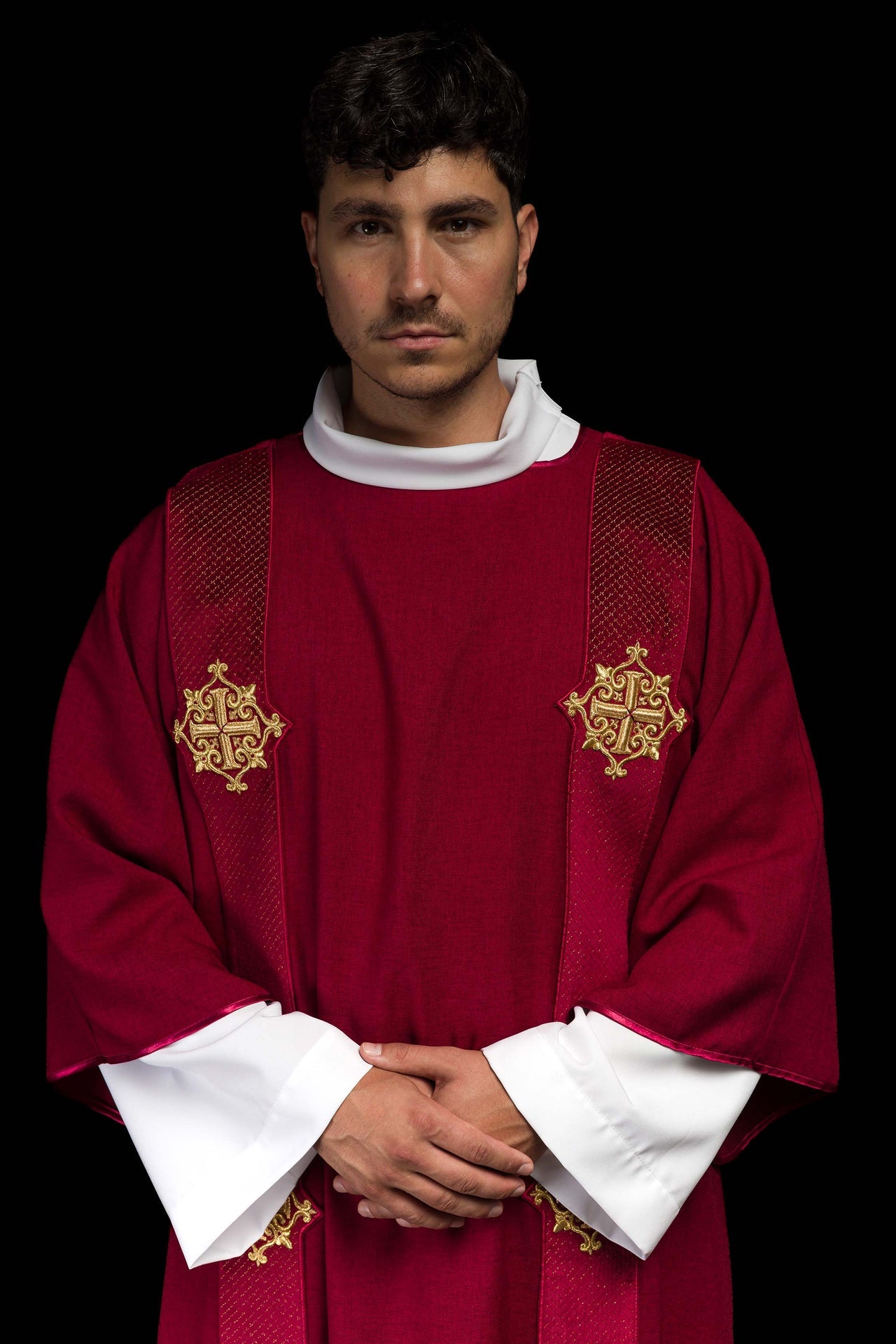 Dalmatyka z pasami na aksamicie z symbolami Krzyża Czerwona - ORNATY.PL