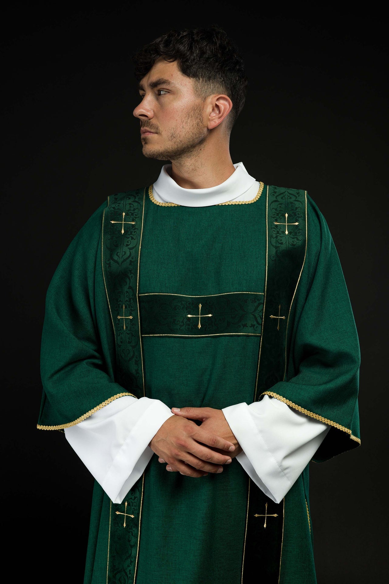 Dalmatyka z aksamitnymi pasami i haftowanymi złotymi krzyżami zielona - ORNATY.PL