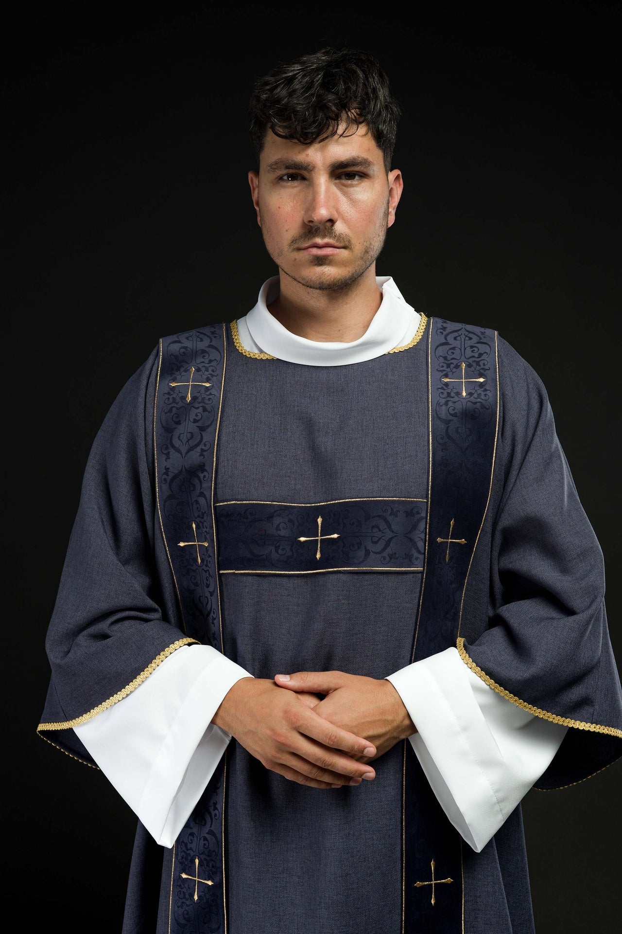 Dalmatyka z aksamitnymi pasami i haftowanymi złotymi krzyżami fioletowa - ORNATY.PL