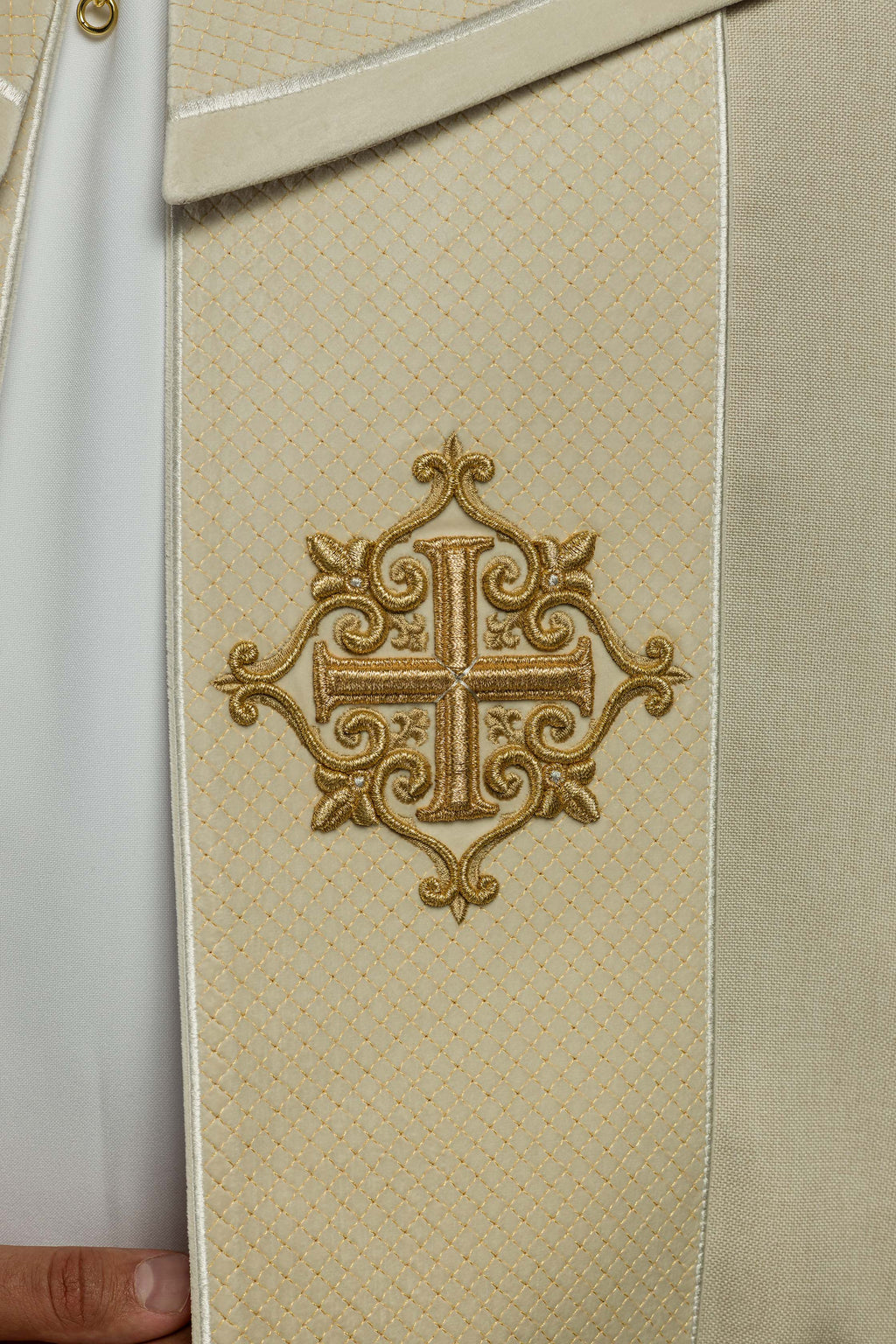 Kapa liturgiczna z aksamitnym ecru pasem i haftem krzyży