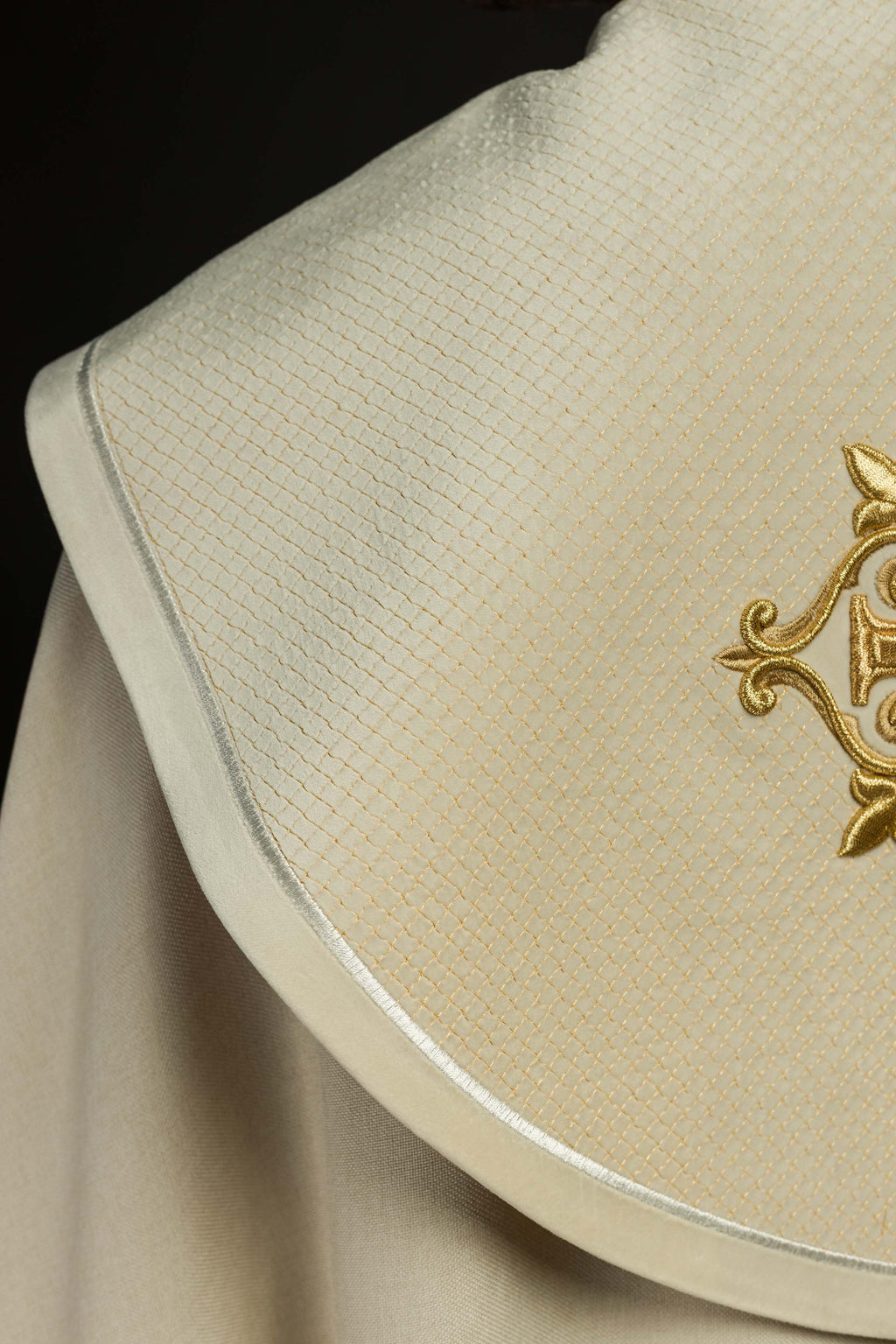 Kapa liturgiczna z aksamitnym ecru pasem i haftem krzyży