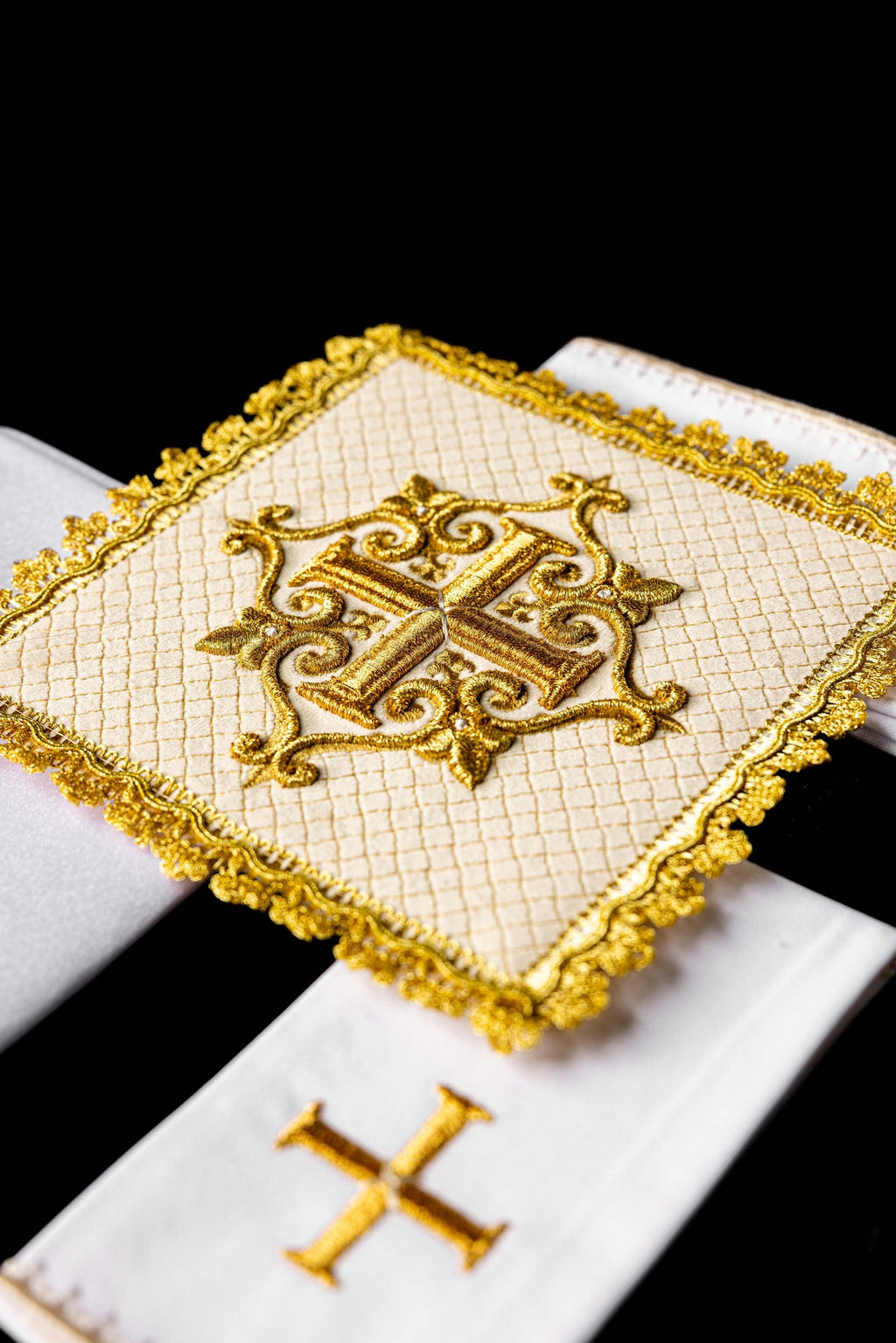Chalice linen with embroidered cross ecru velvet