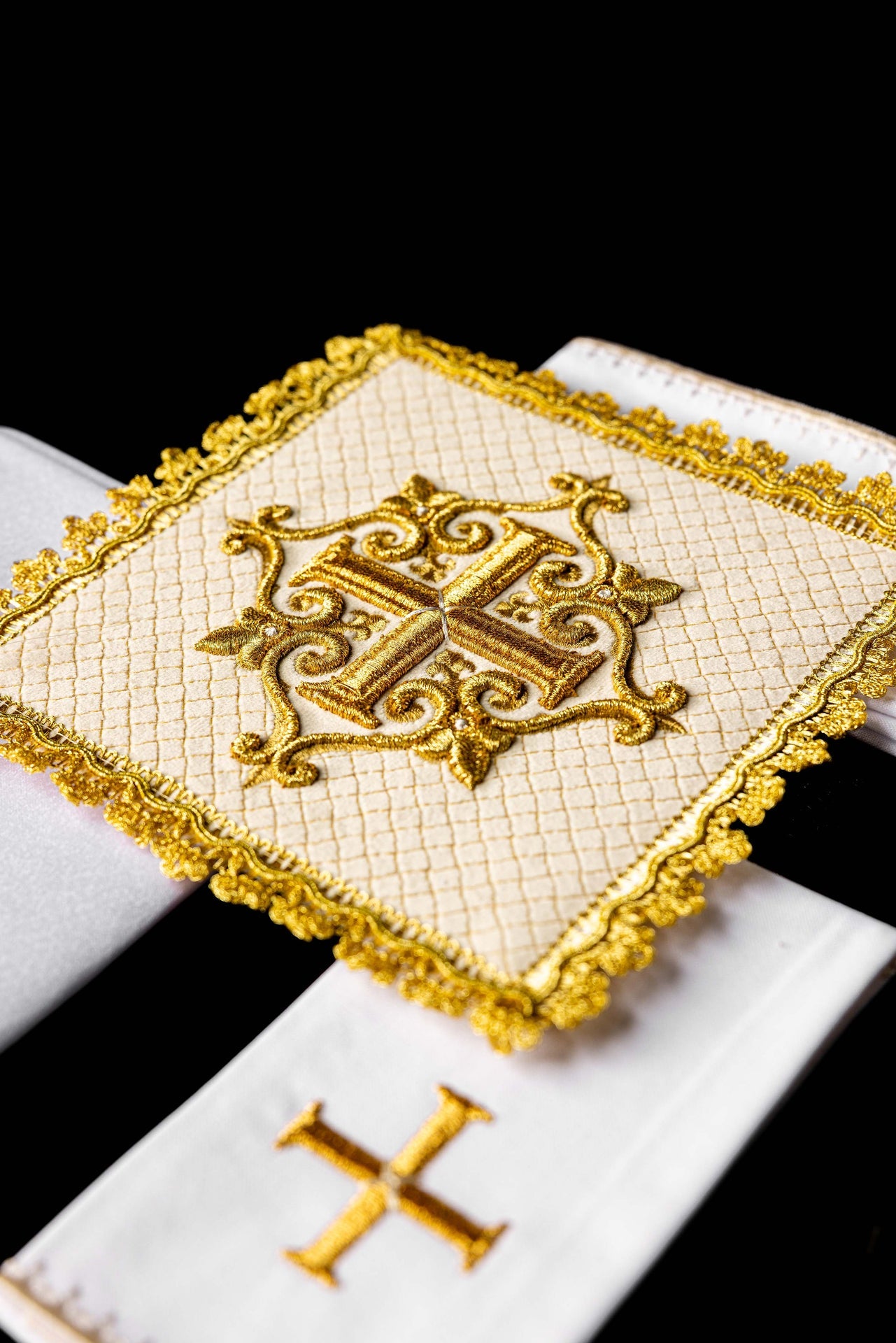 Chalice linen with embroidered cross ecru velvet