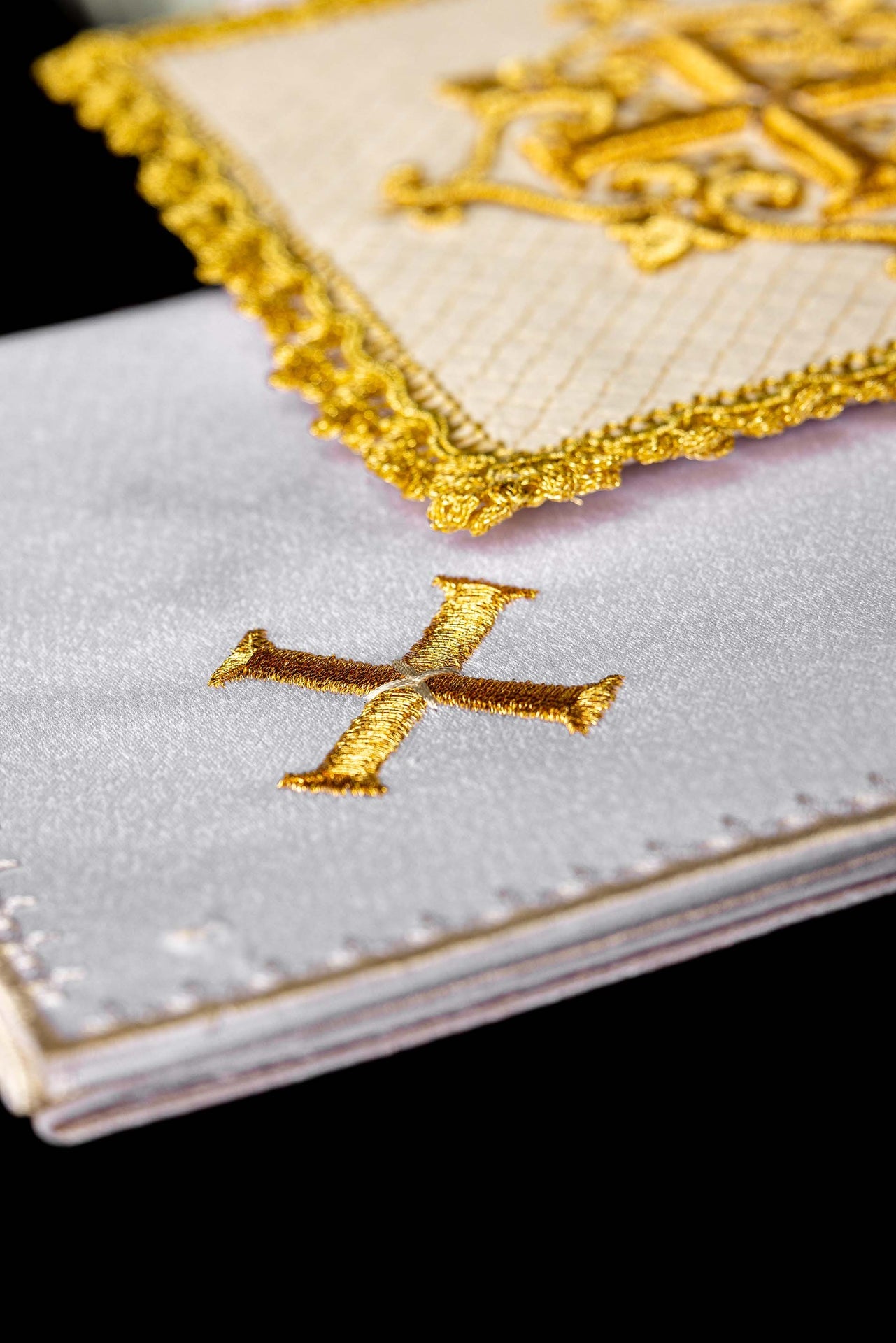 Chalice linen with embroidered cross ecru velvet