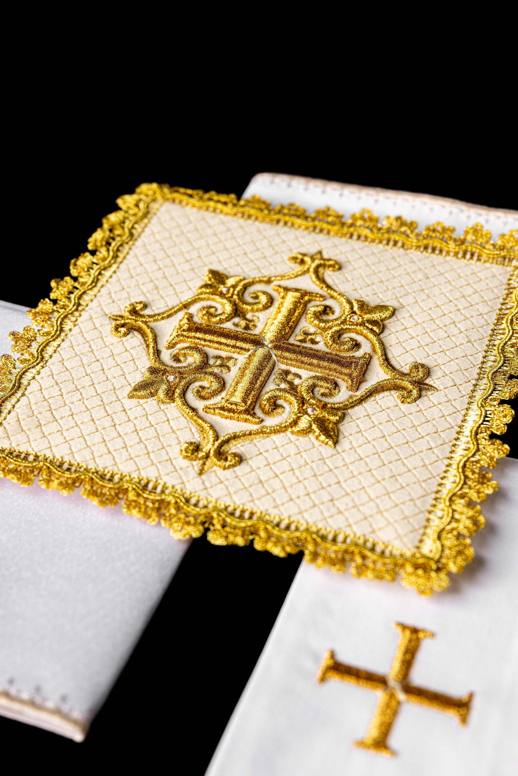 Chalice linen with embroidered cross ecru velvet