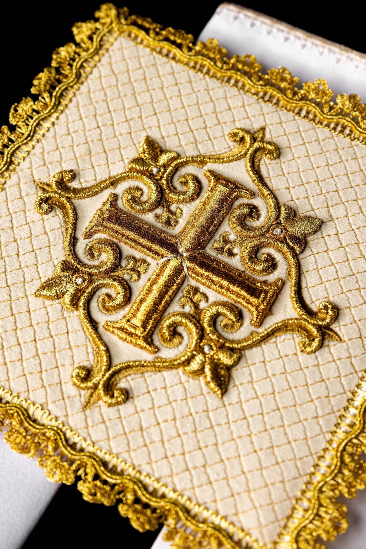 Chalice linen with embroidered cross ecru velvet