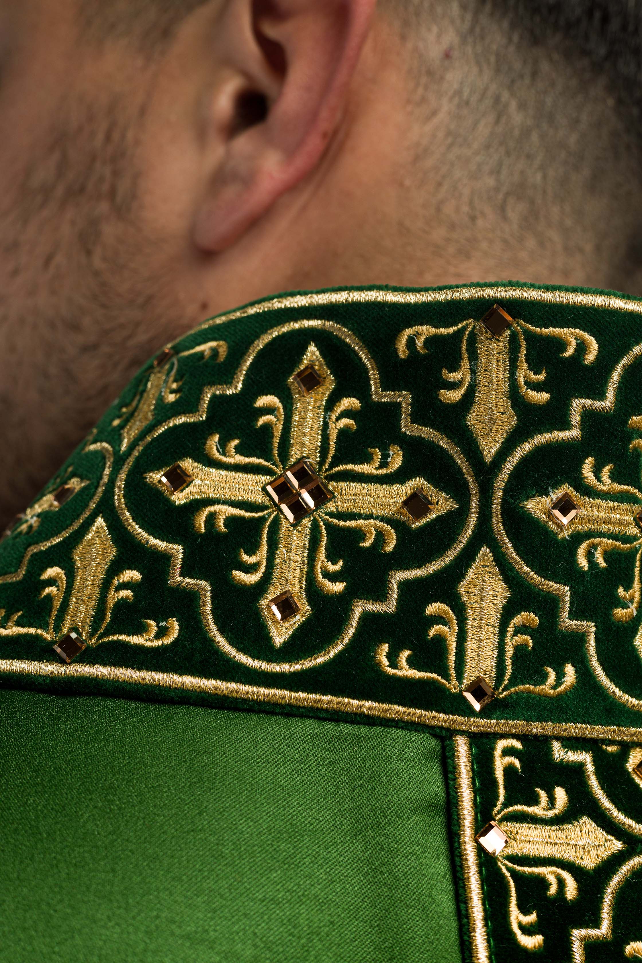 Ornat zielony z wiszącym haftowanym pasem i 500 kamieniami - ORNATY.PL