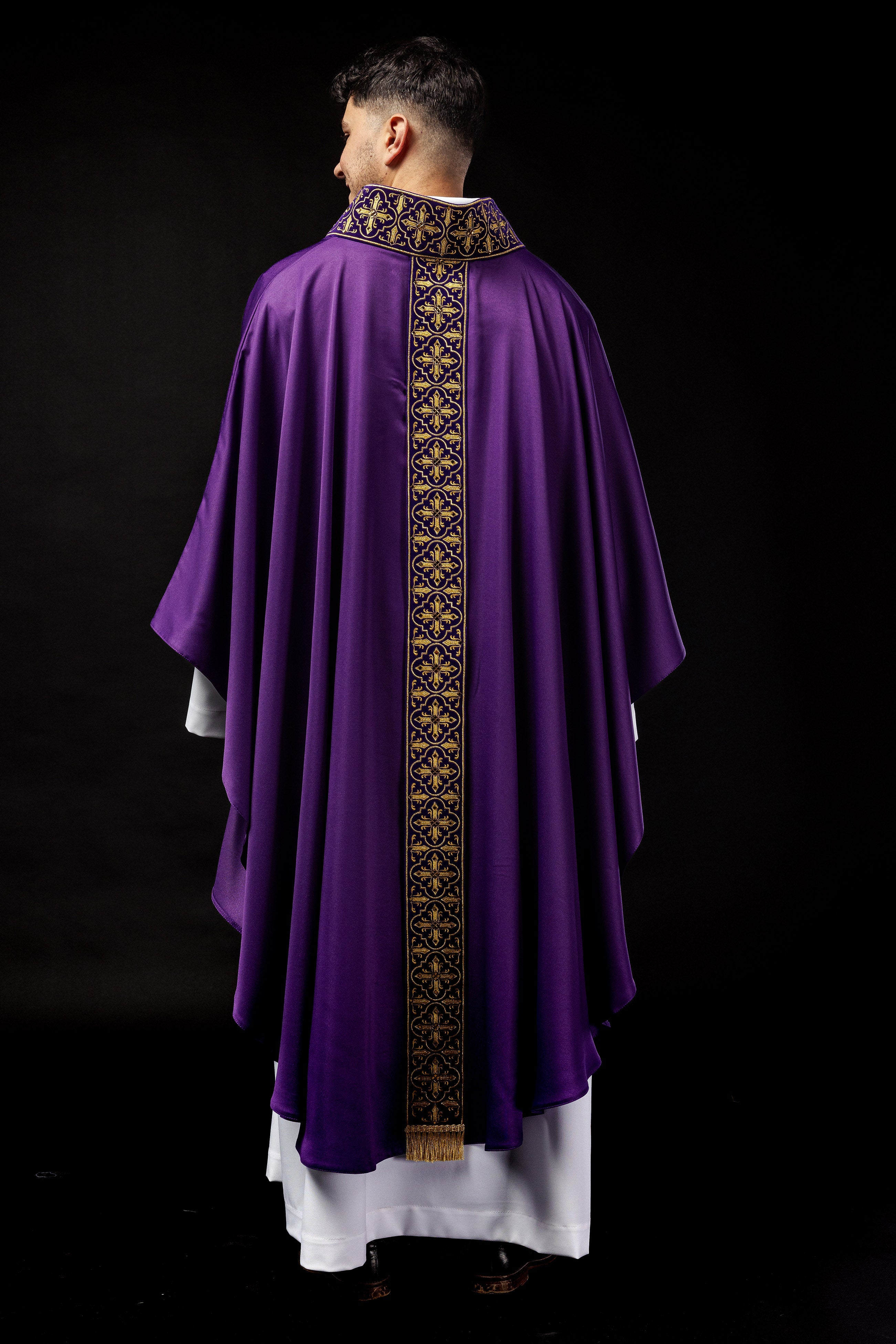 Purple chasuble decorated with five hundred decorative stones