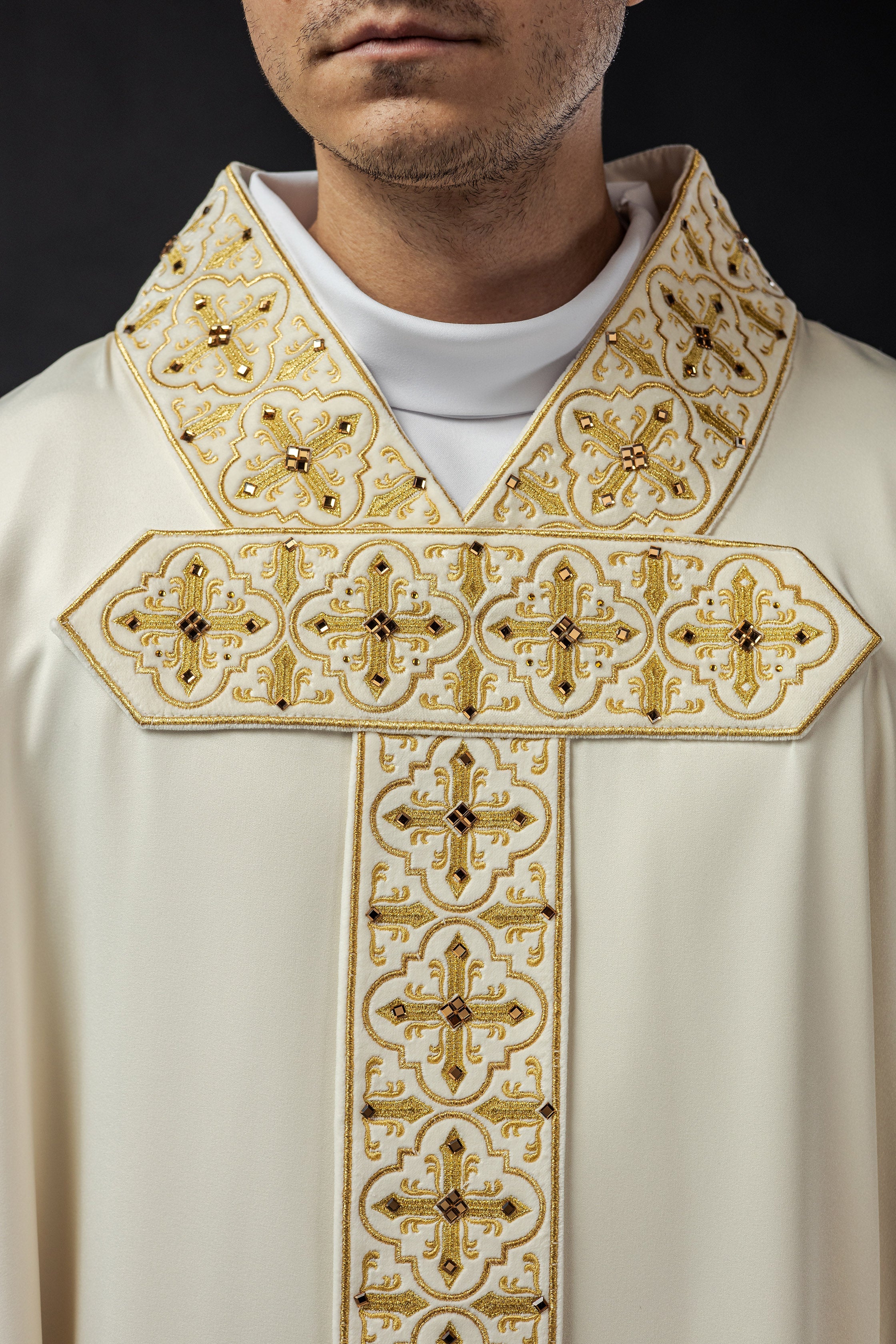 Embroidered chasuble with hanging belt 500 stones