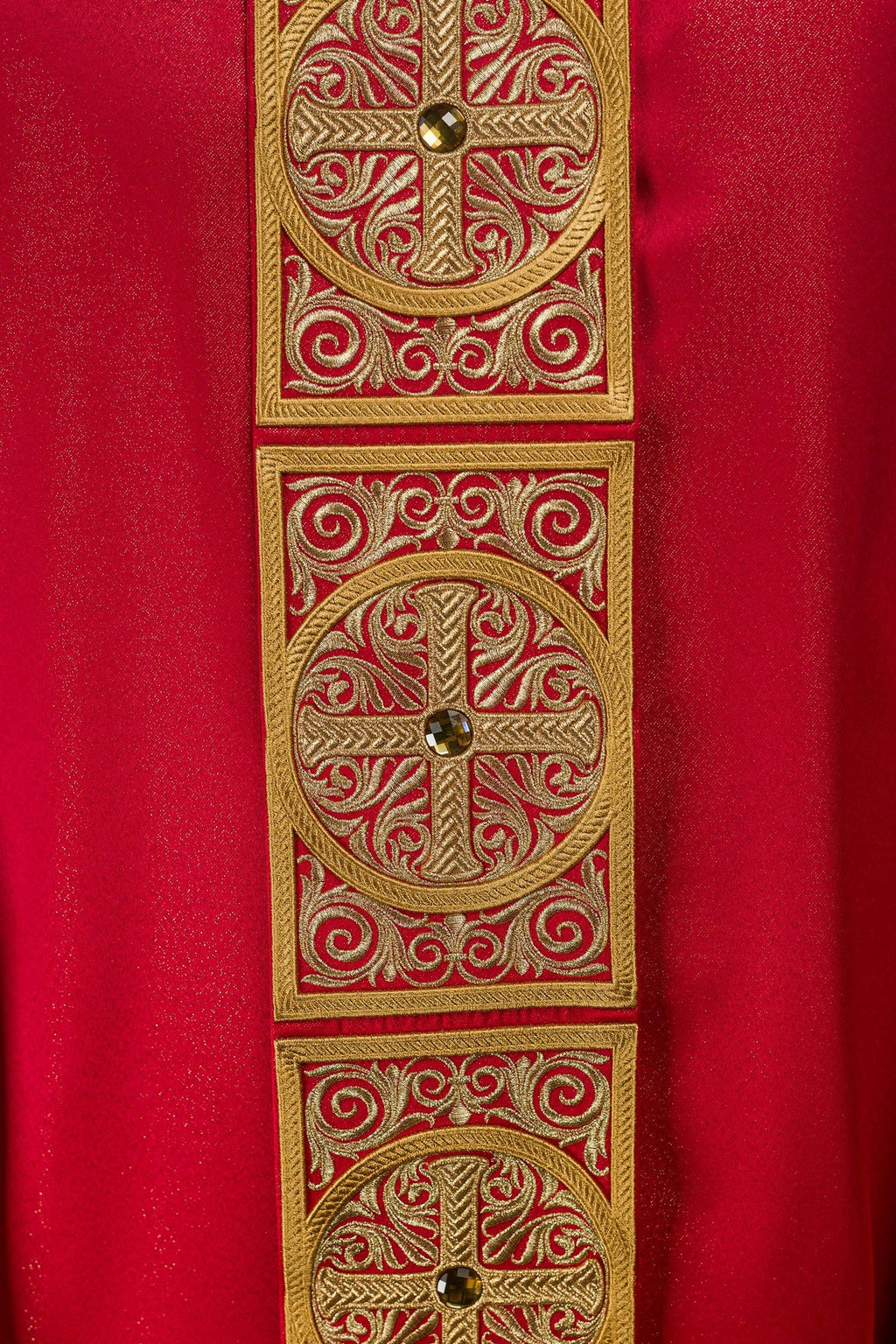 Ornat czerwony bogato haftowany dekorowany kamieniami - ORNATY.PL