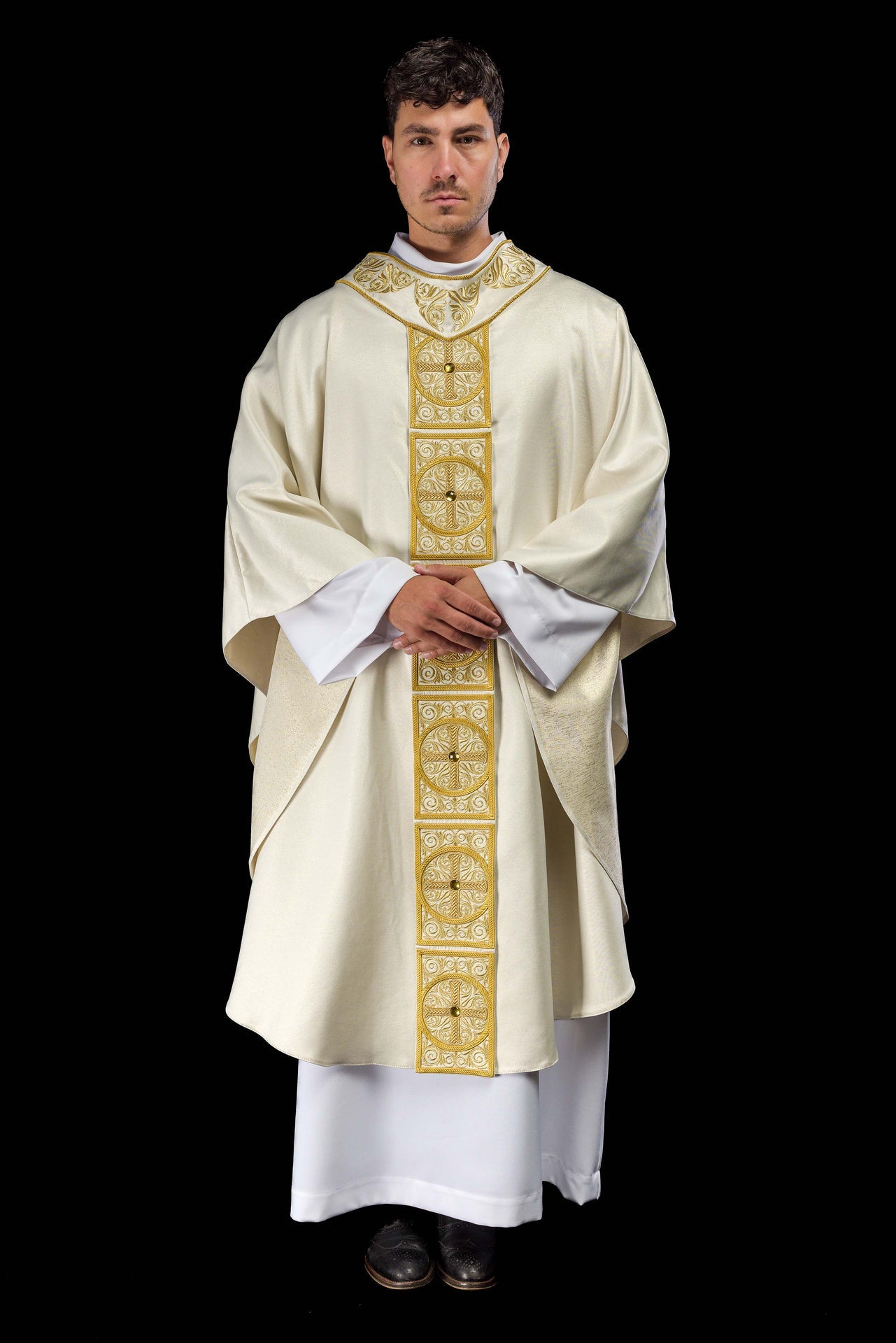 Gold chasuble richly embroidered decorated with stones