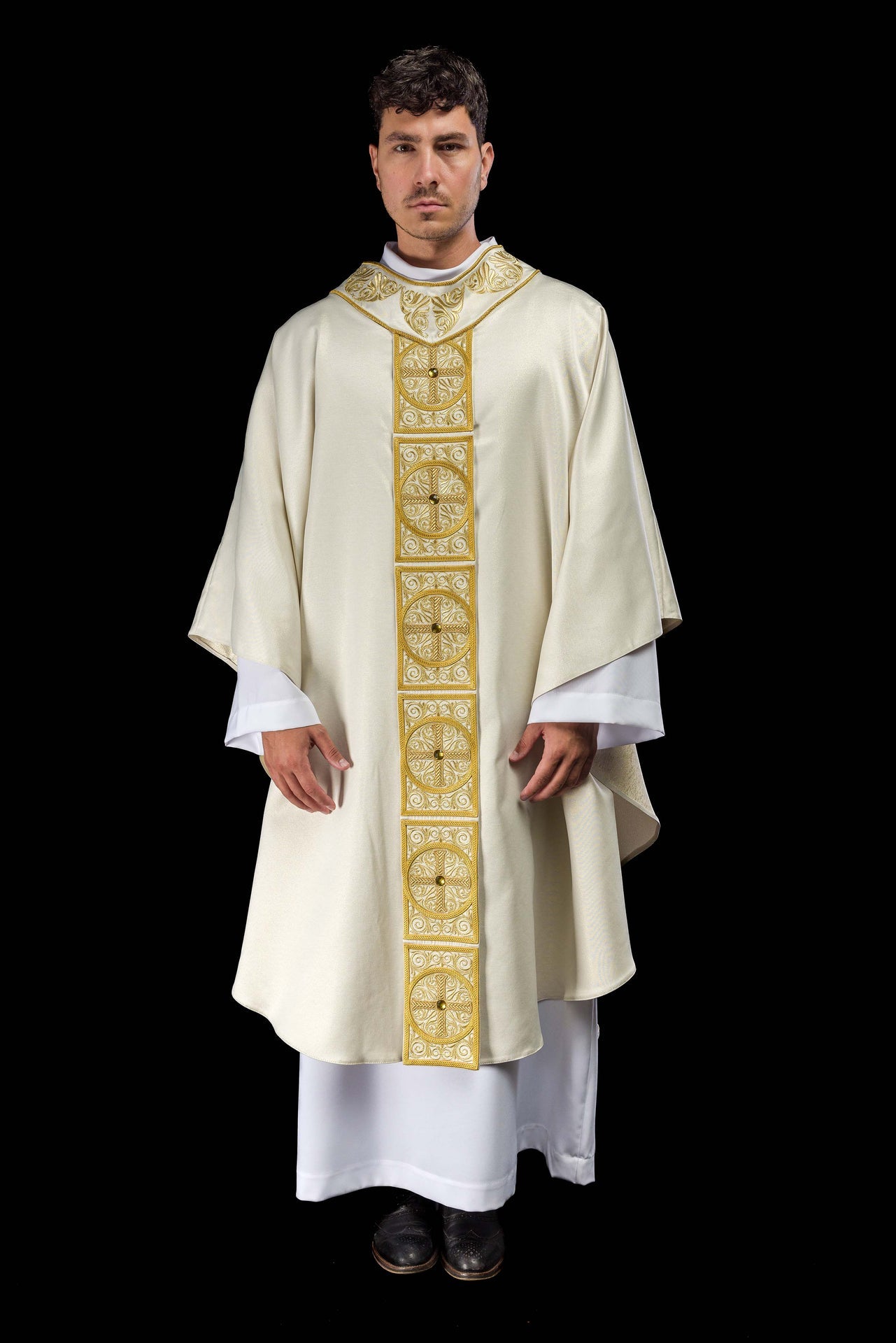 Gold chasuble richly embroidered decorated with stones