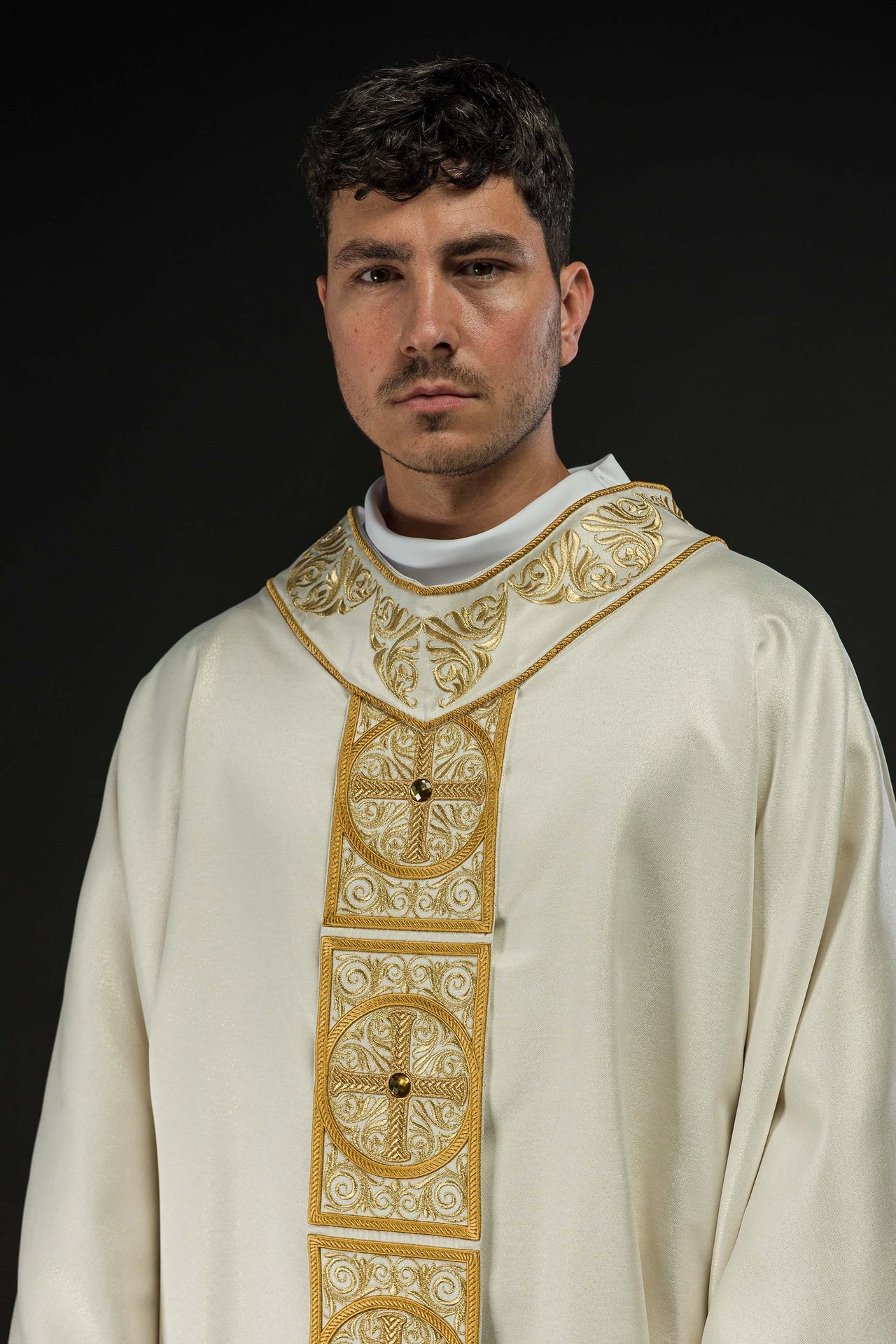 Gold chasuble richly embroidered decorated with stones