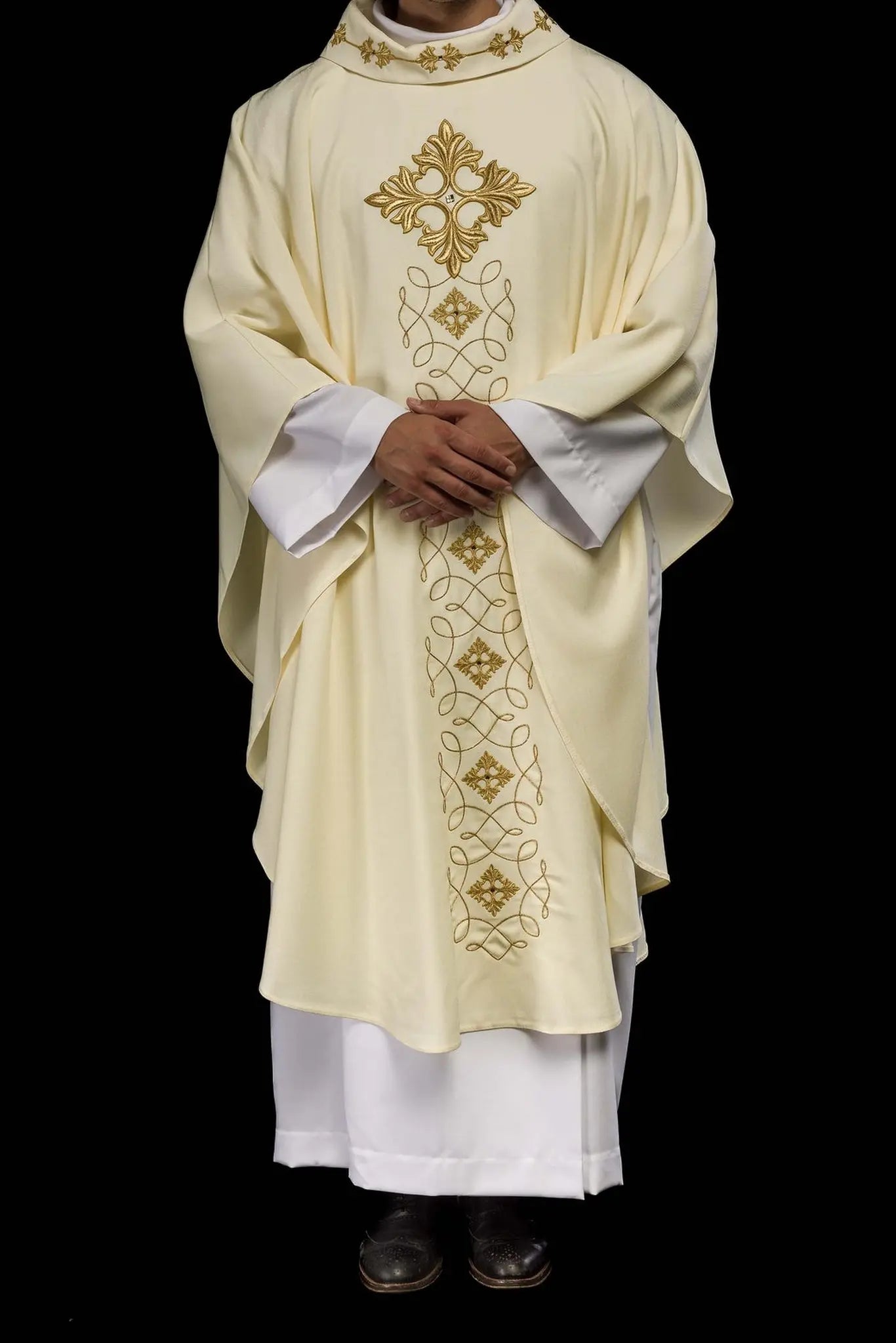 Chasuble richly embroidered with string decorated with stones