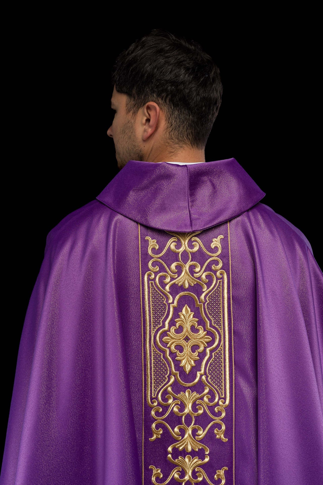 Fioletowy ornat bogato haftowany połyskujący - ORNATY.PL