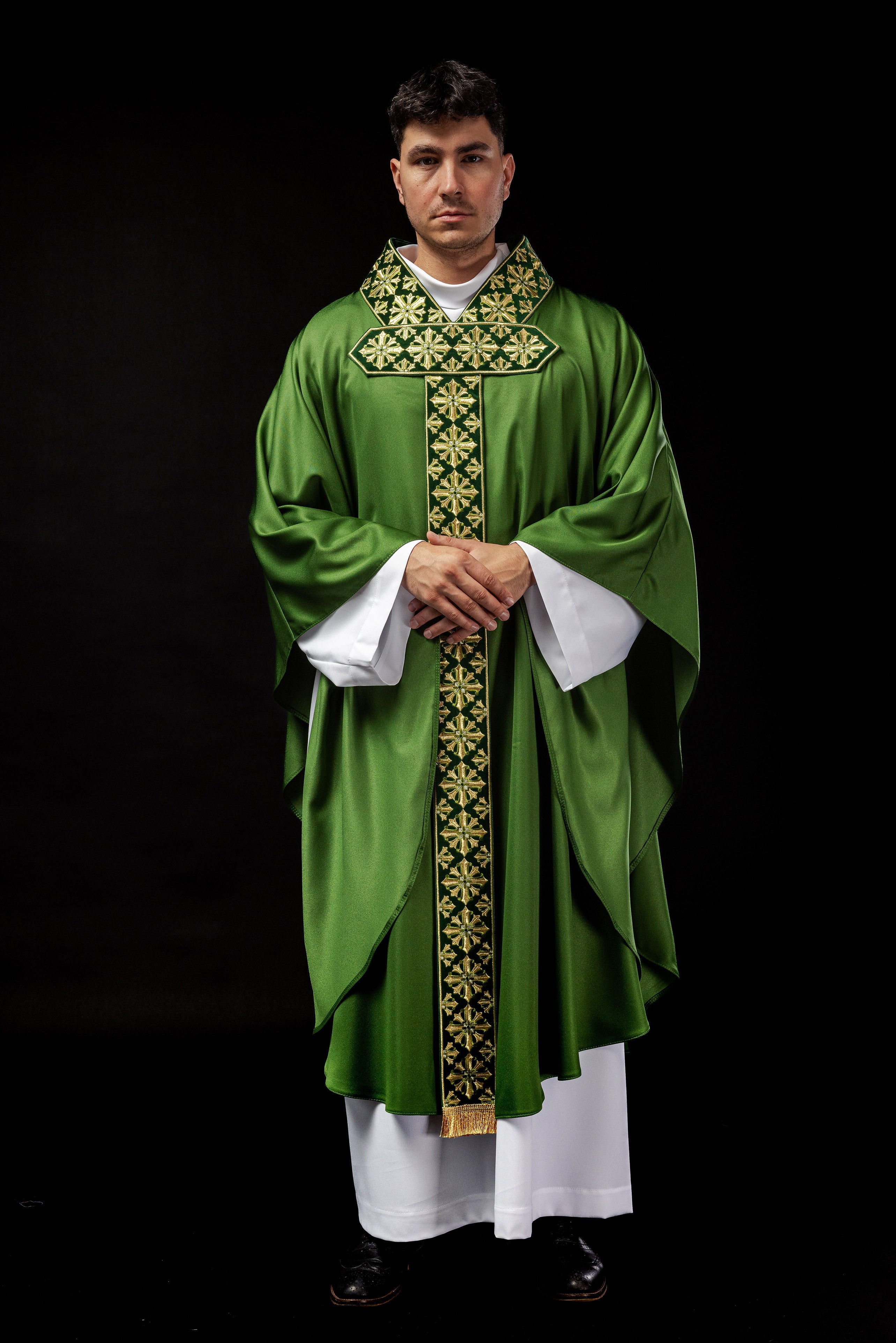 Chasuble with shiny embroidery in green