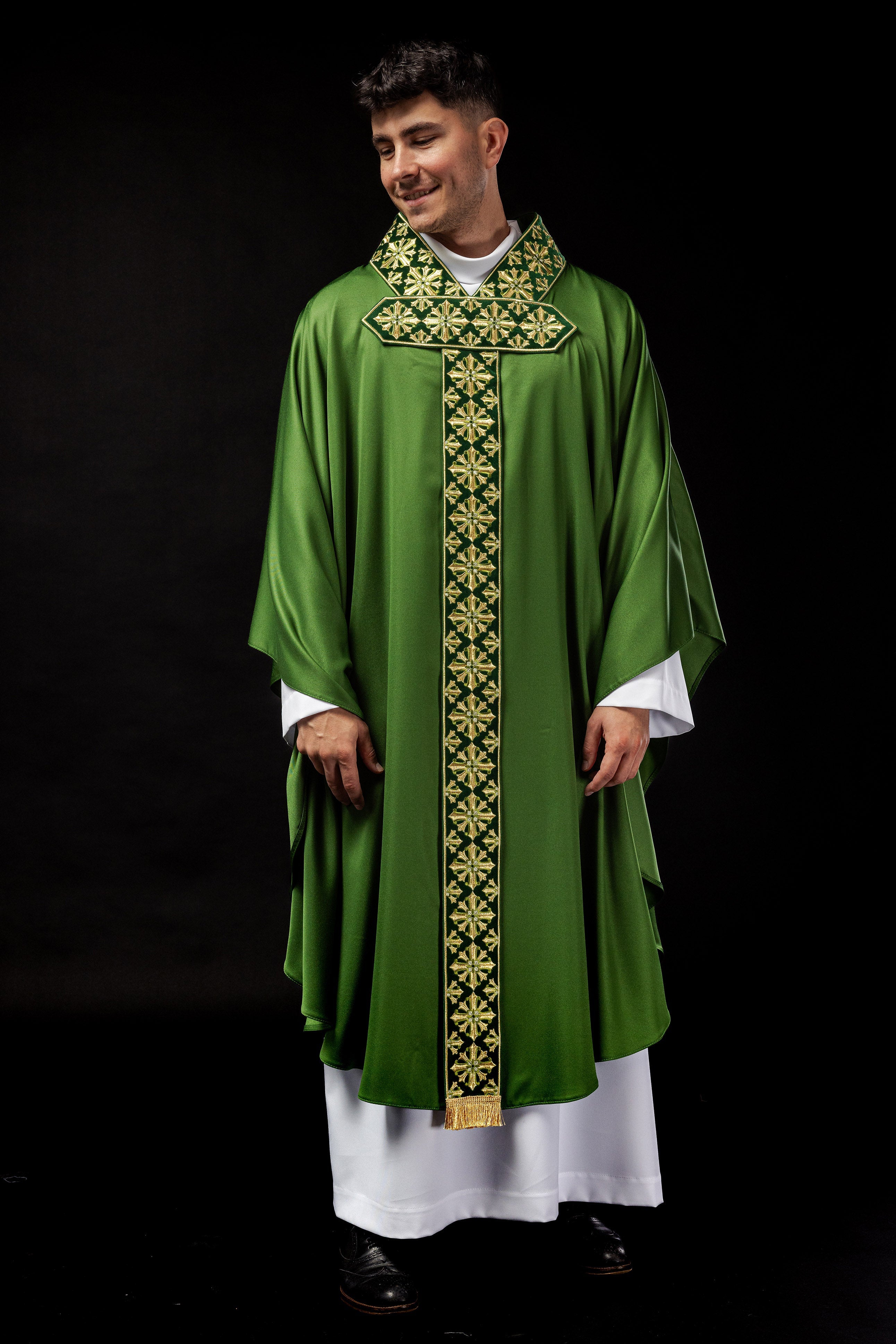 Chasuble with shiny embroidery in green