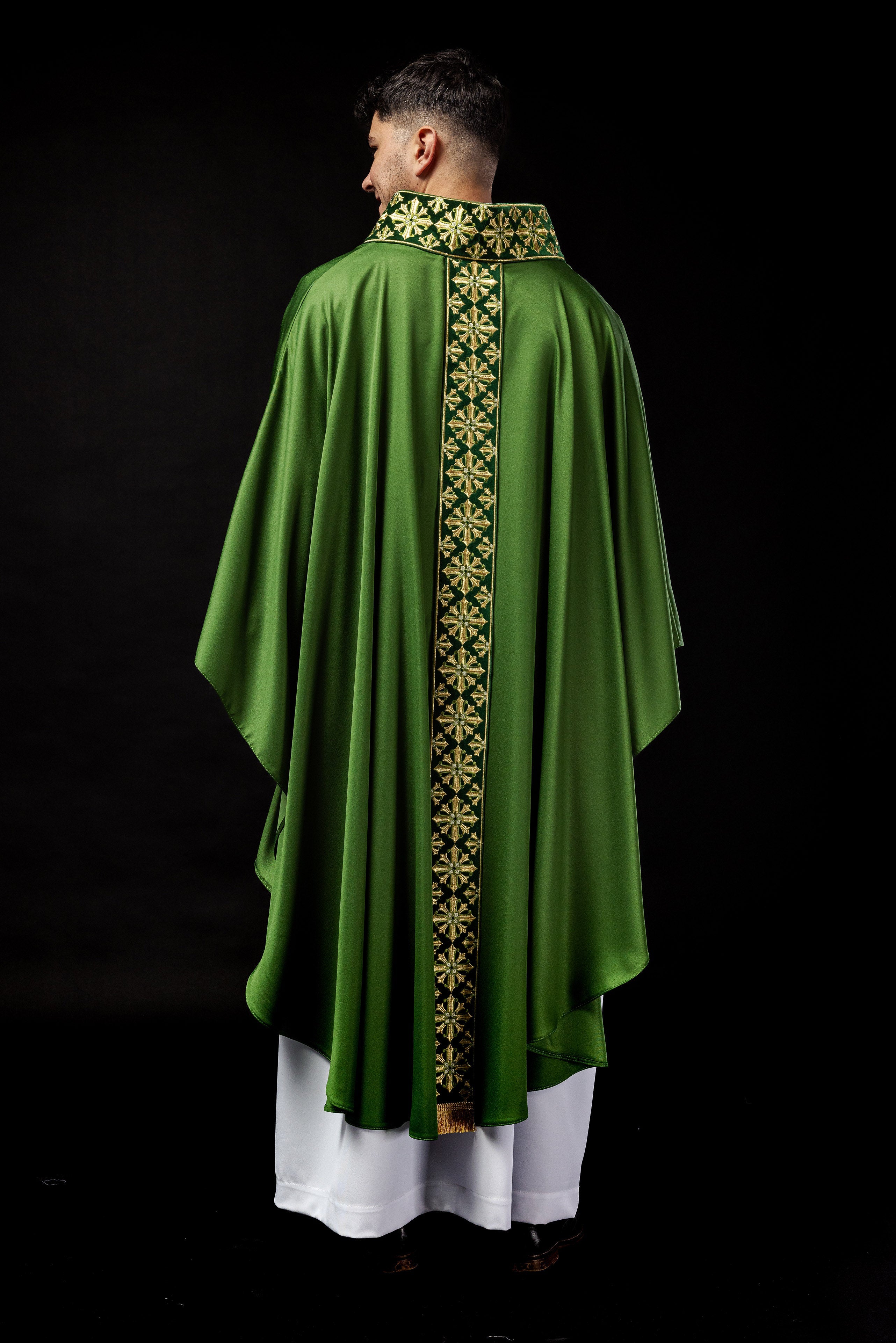 Chasuble with shiny embroidery in green