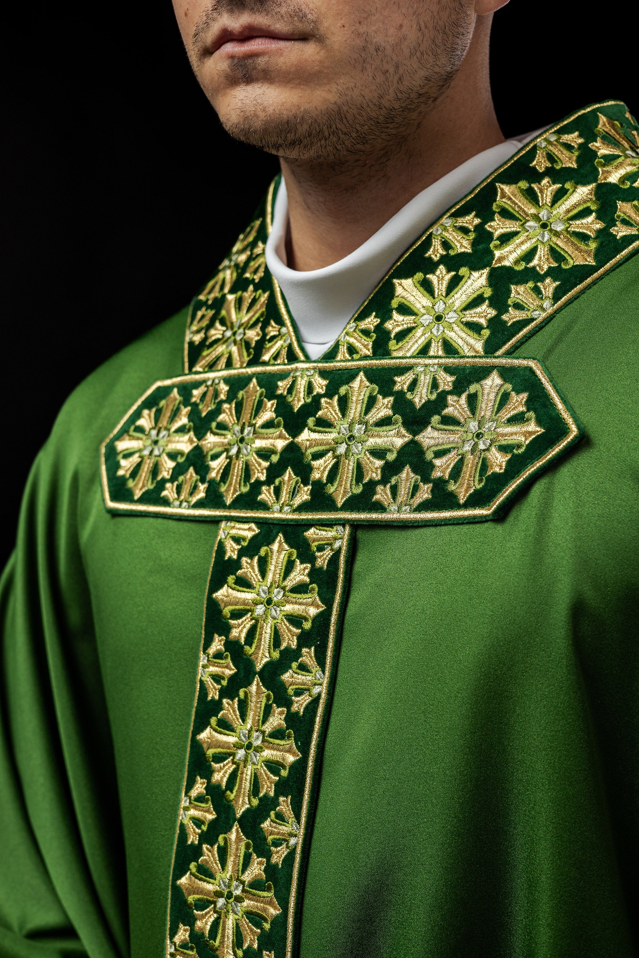 Chasuble with shiny embroidery in green