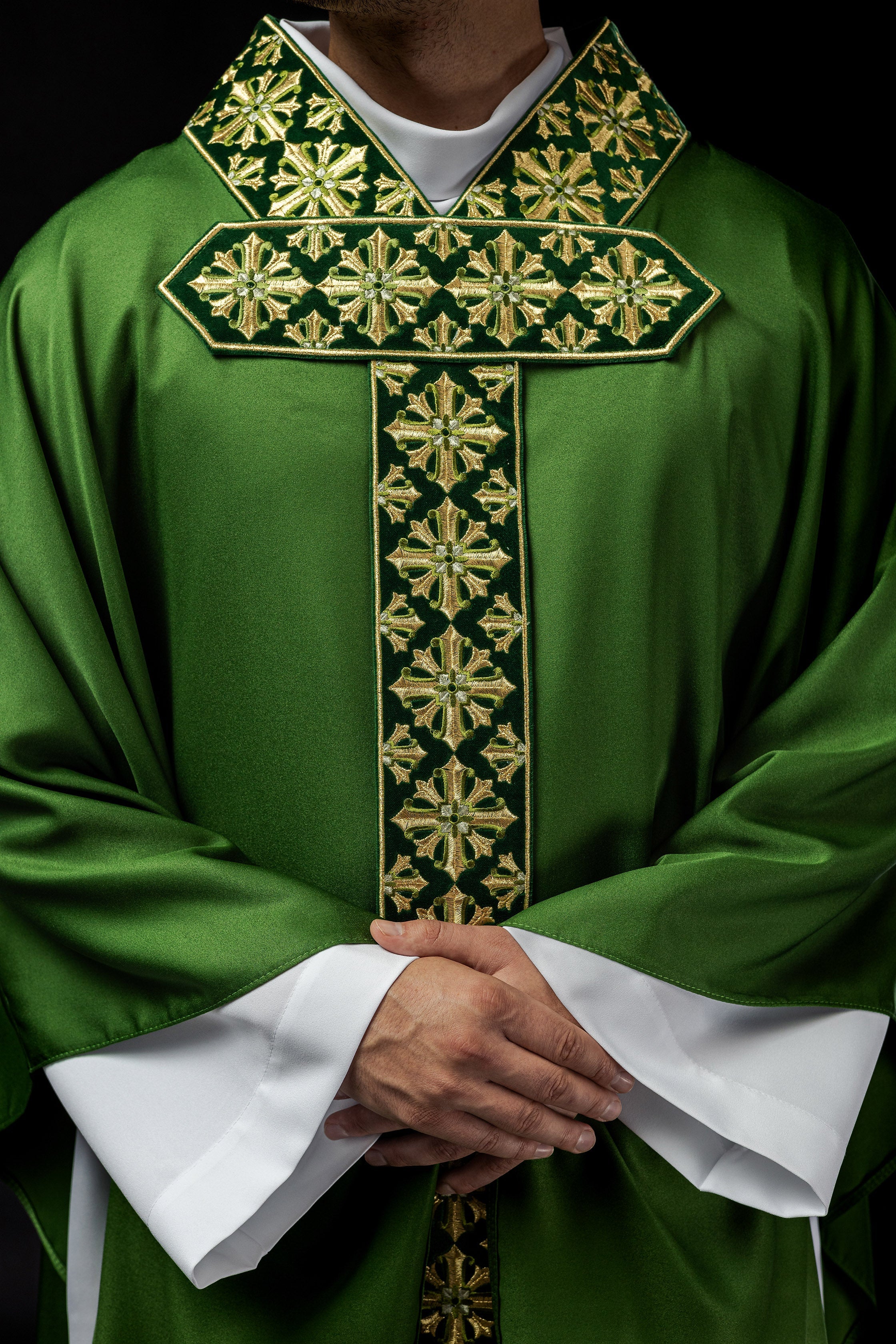 Chasuble with shiny embroidery in green