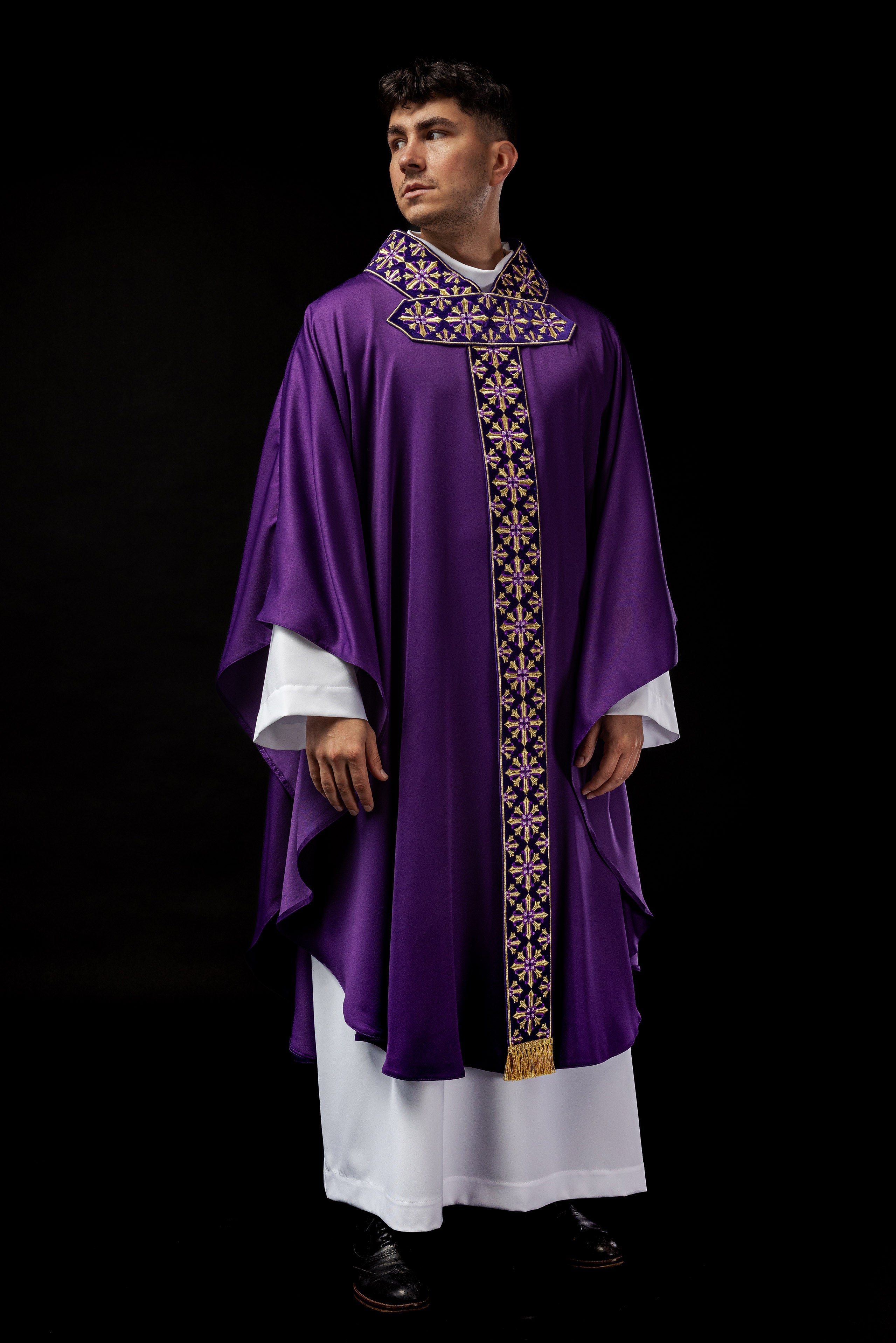 Chasuble with glittering embroidery in purple