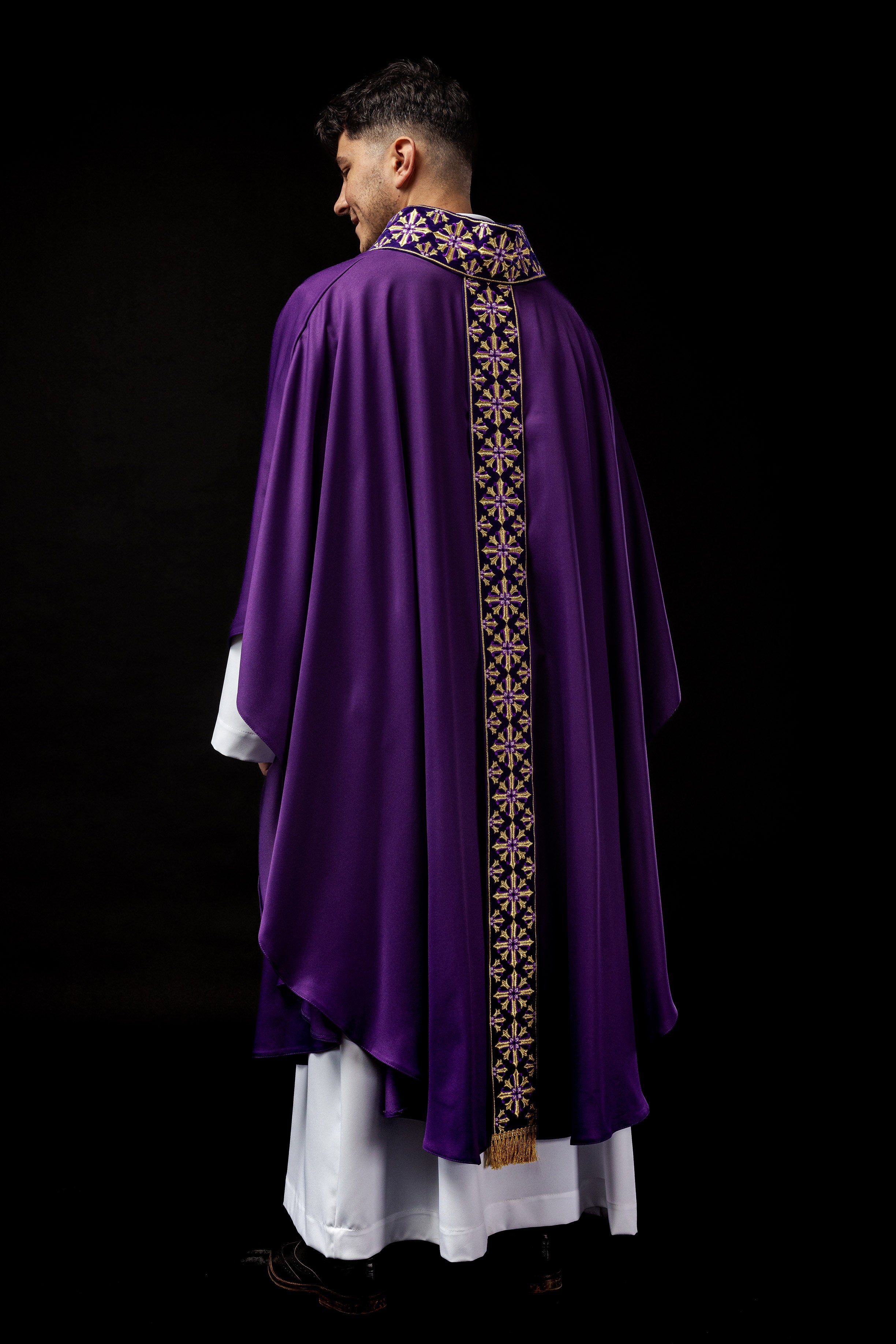 Chasuble with glittering embroidery in purple