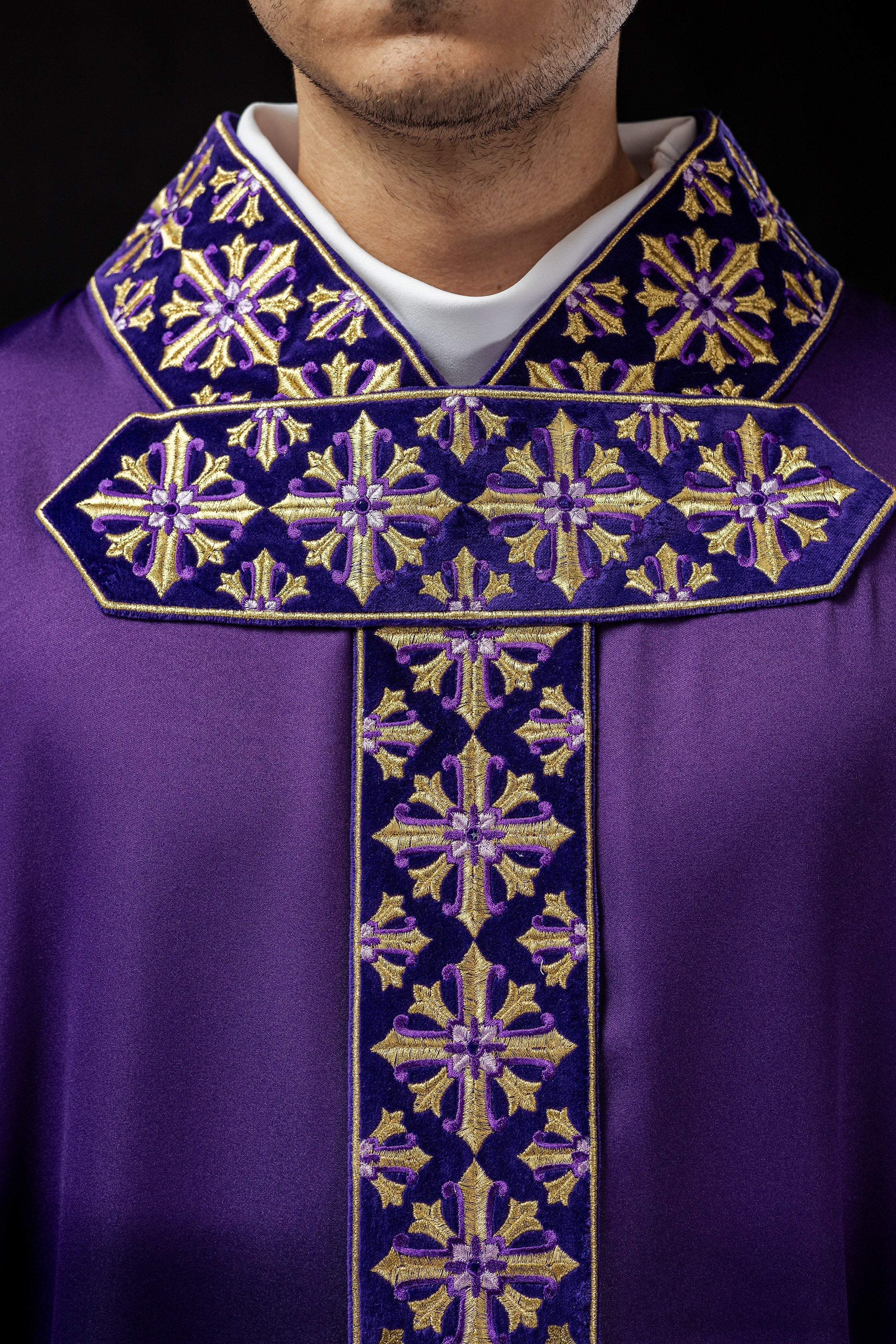 Chasuble with glittering embroidery in purple