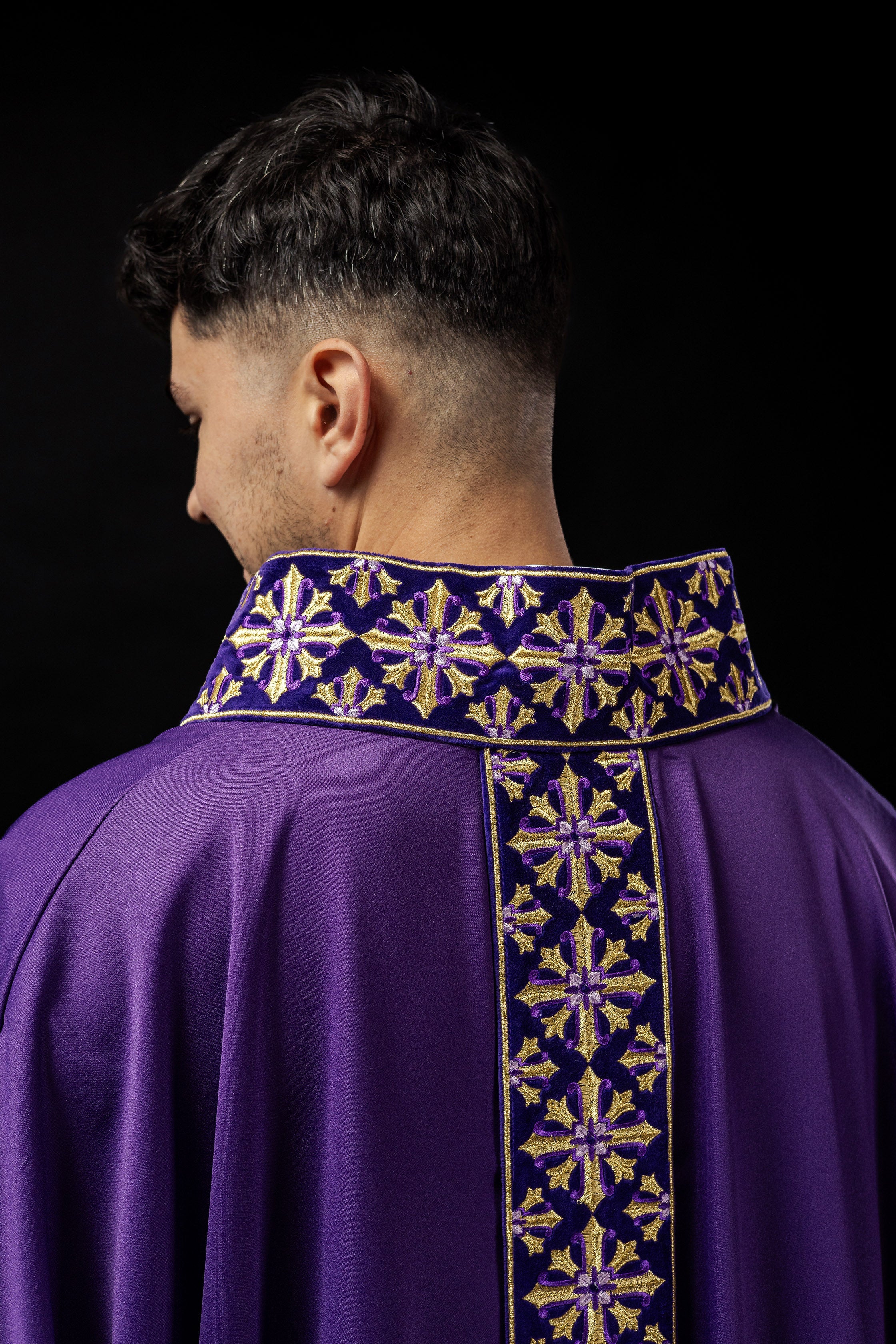 Chasuble with glittering embroidery in purple