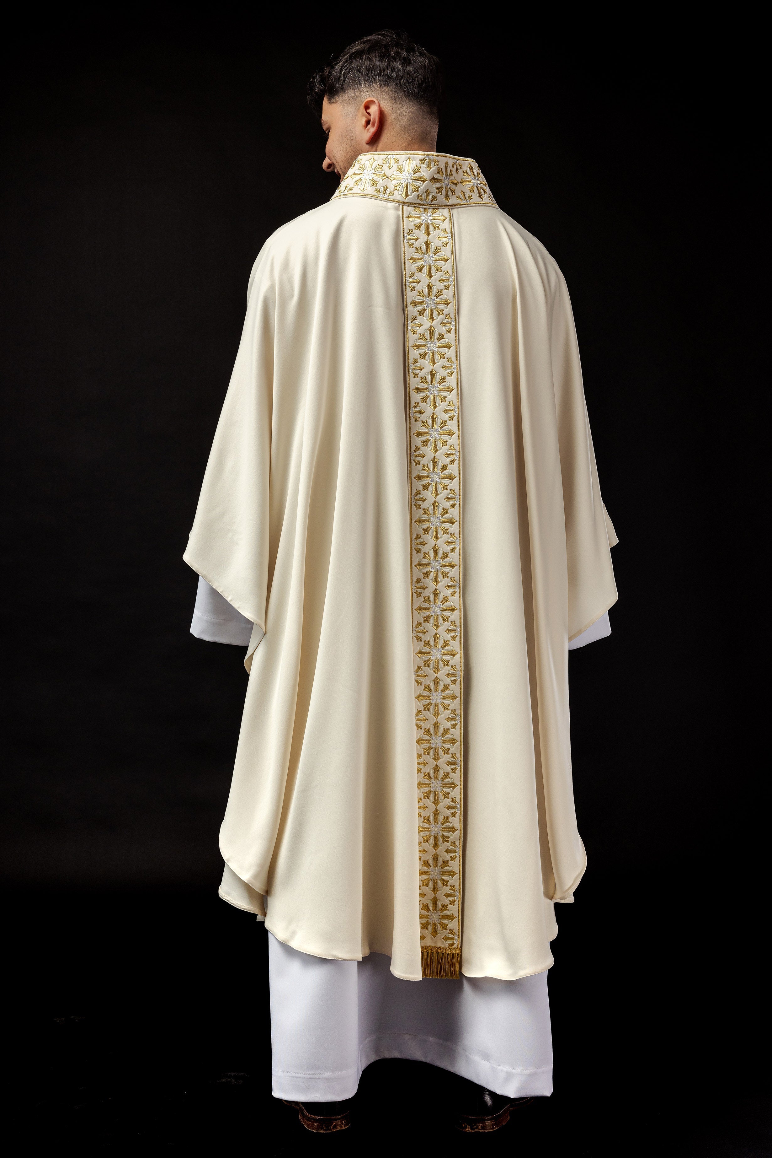 Chasuble with shiny ecru embroidery