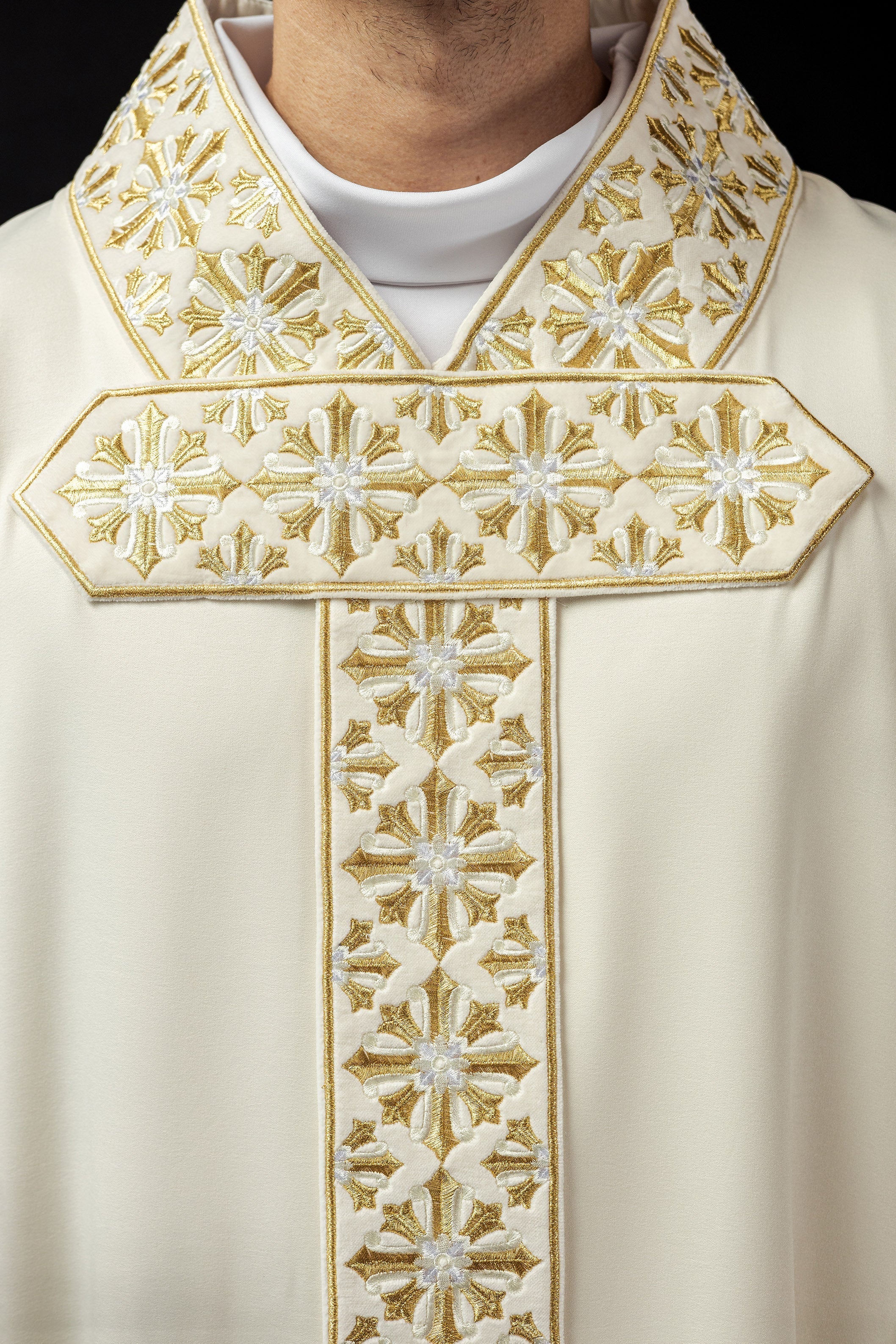 Chasuble with shiny ecru embroidery