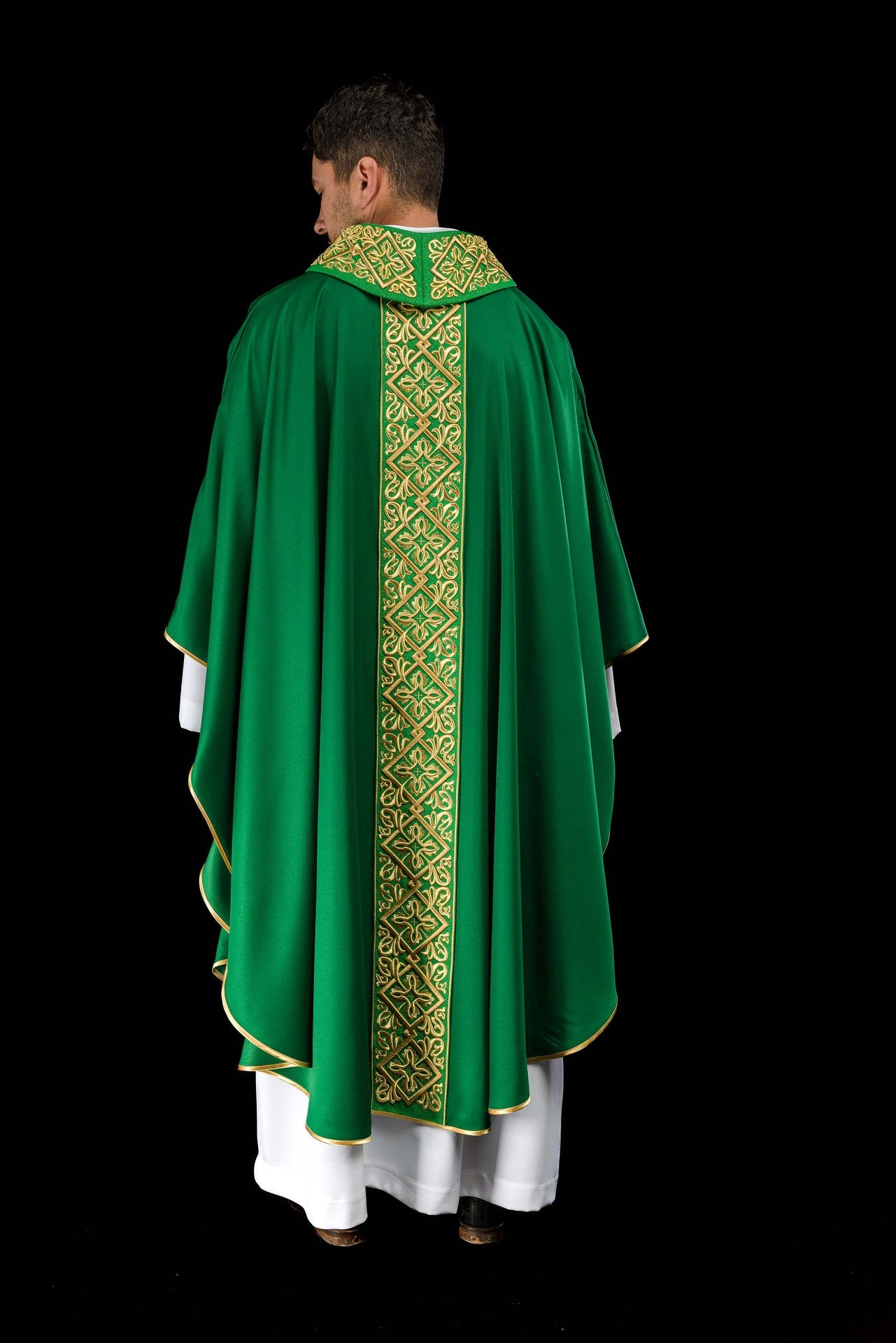 Chasuble richly embroidered floral motif with crosses Green
