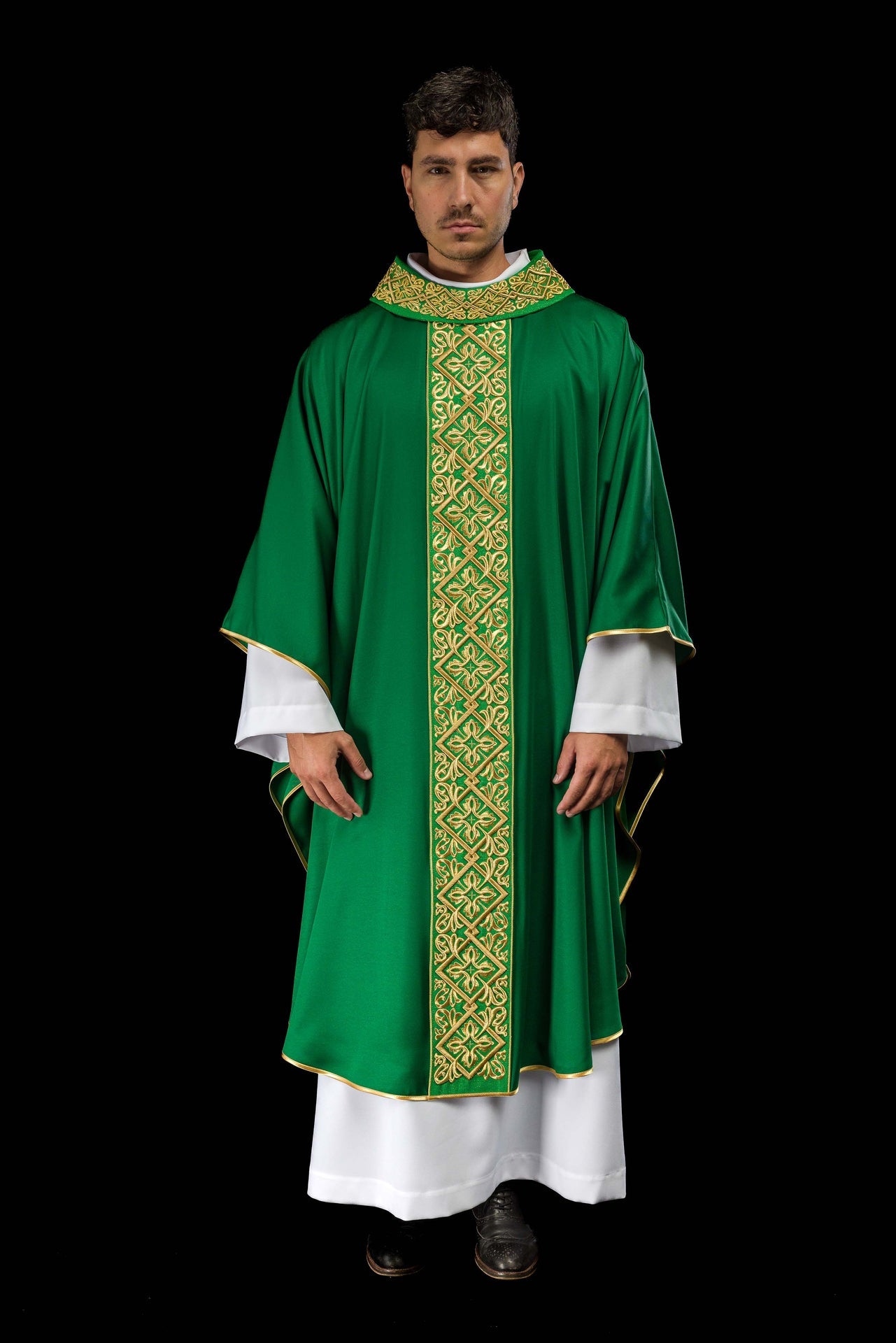 Chasuble richly embroidered floral motif with crosses Green