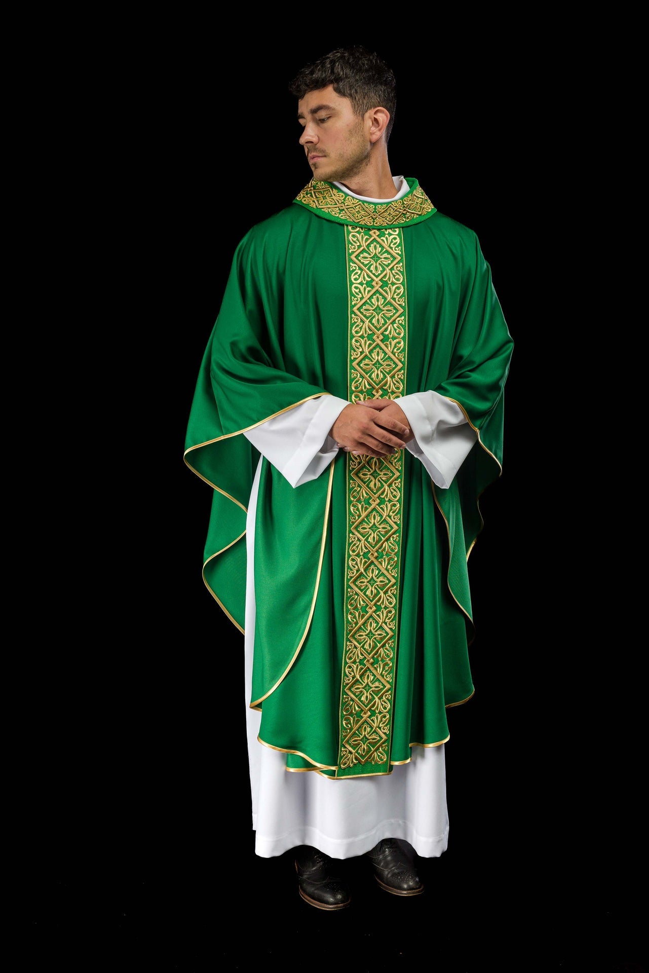 Chasuble richly embroidered floral motif with crosses Green