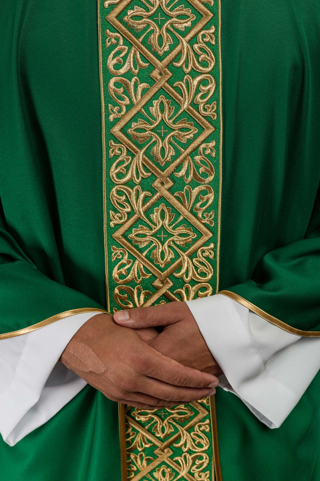Chasuble richly embroidered floral motif with crosses Green