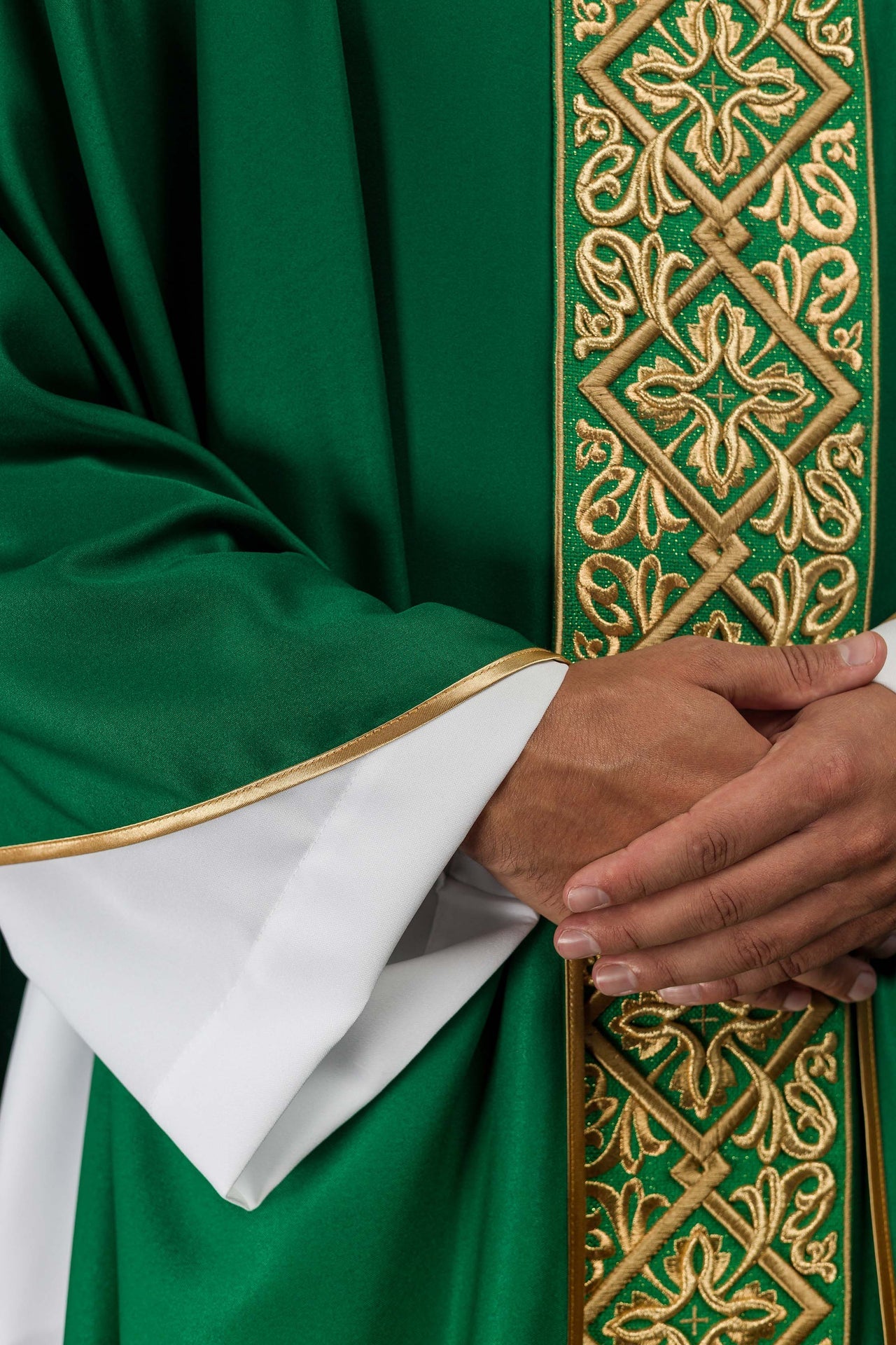 Chasuble richly embroidered floral motif with crosses Green