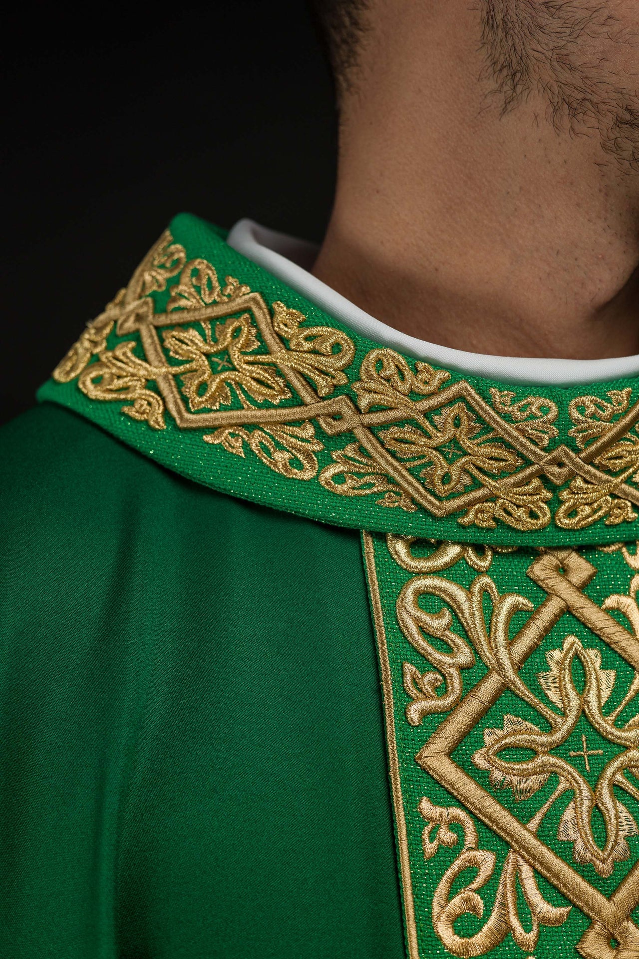 Chasuble richly embroidered floral motif with crosses Green