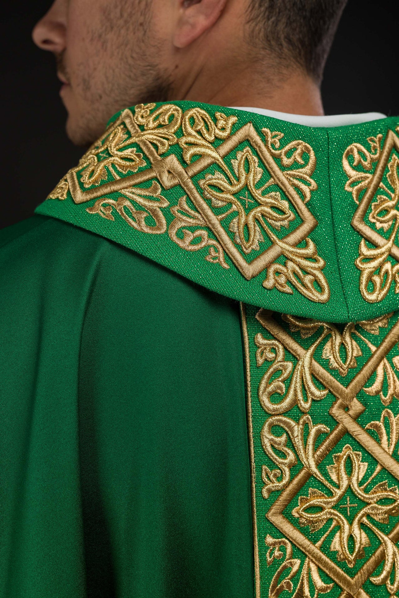 Chasuble richly embroidered floral motif with crosses Green