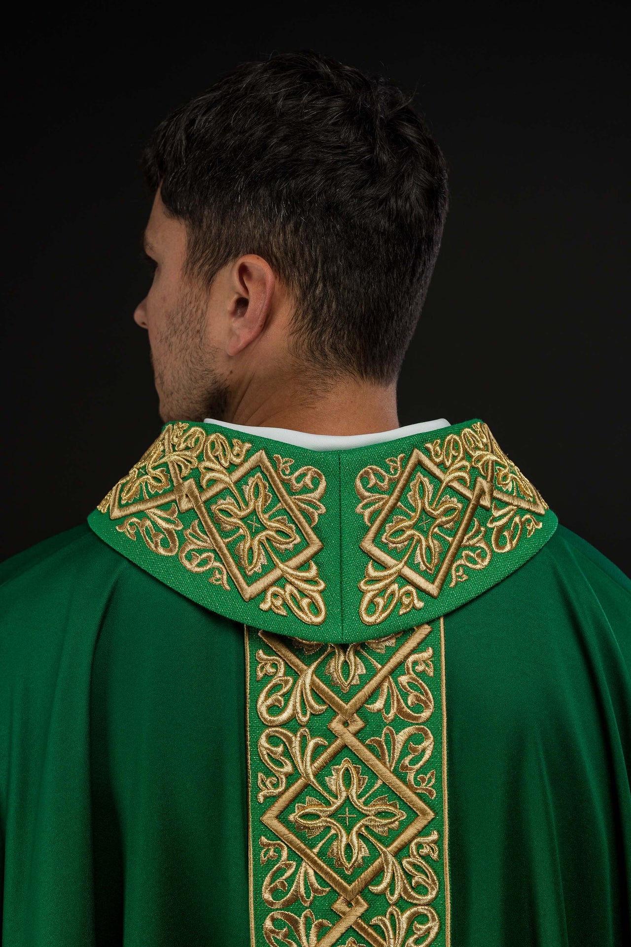 Chasuble richly embroidered floral motif with crosses Green