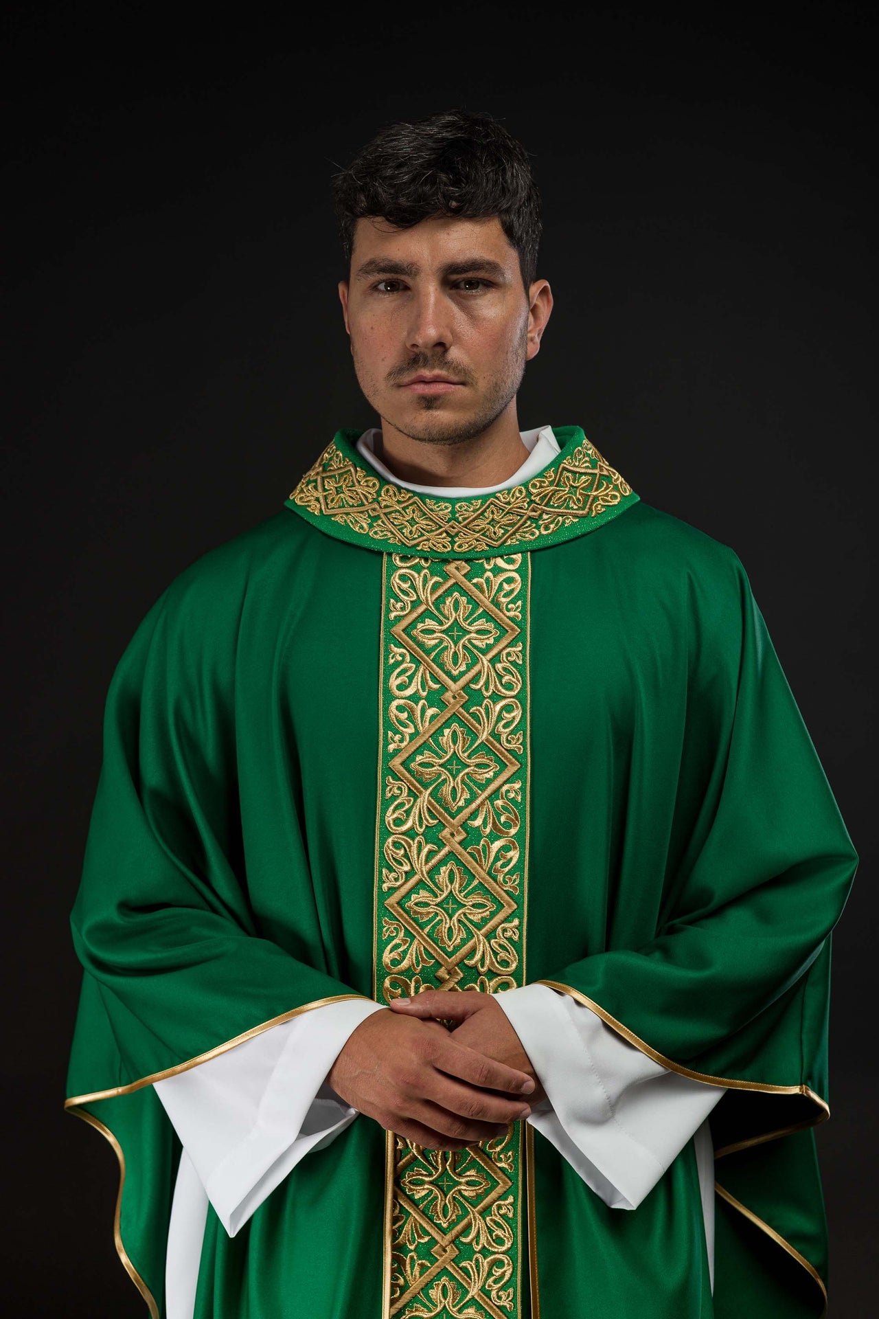 Chasuble richly embroidered floral motif with crosses Green