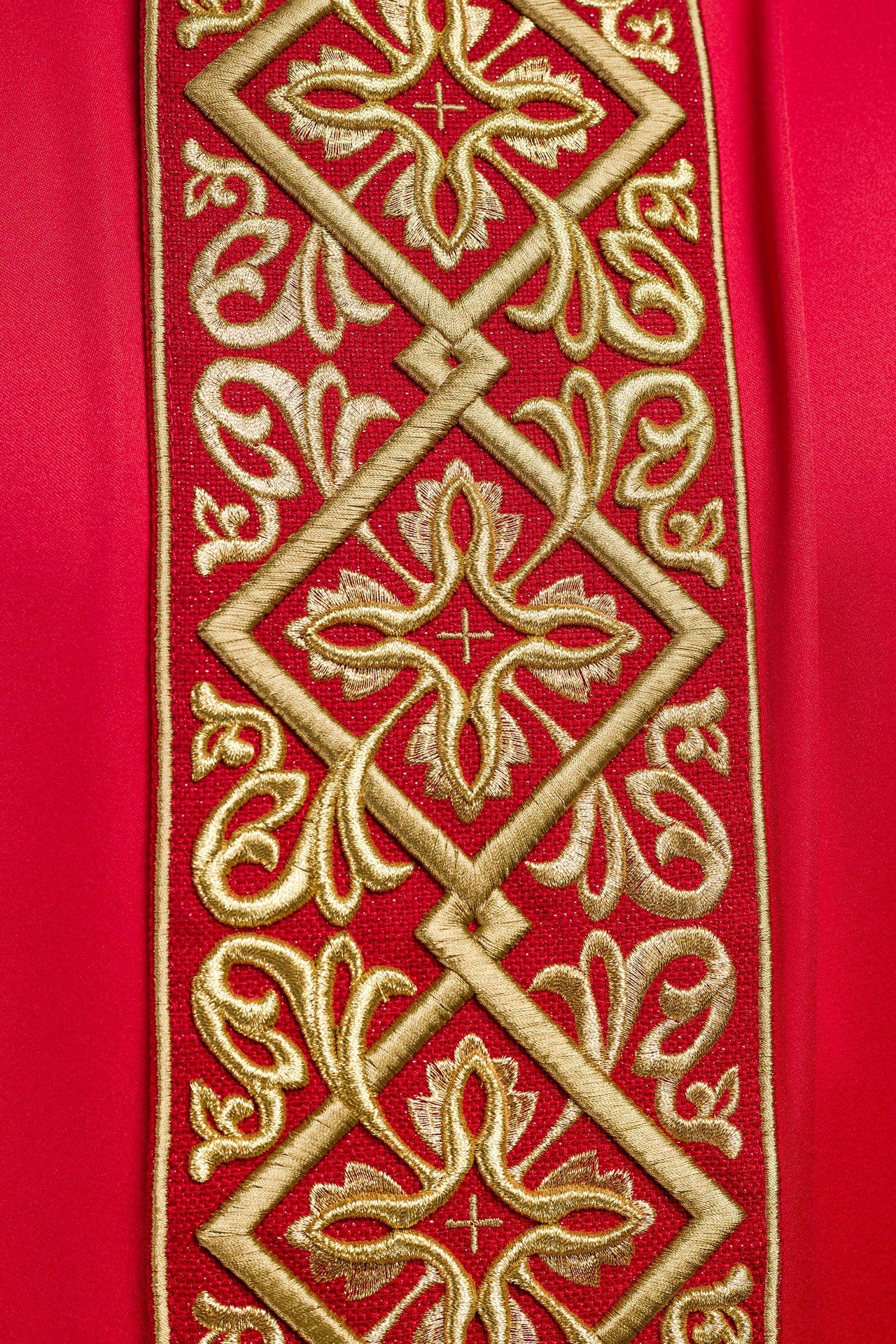 Ornat bogato haftowany motyw florystyczny z krzyżami Czerwony - ORNATY.PL