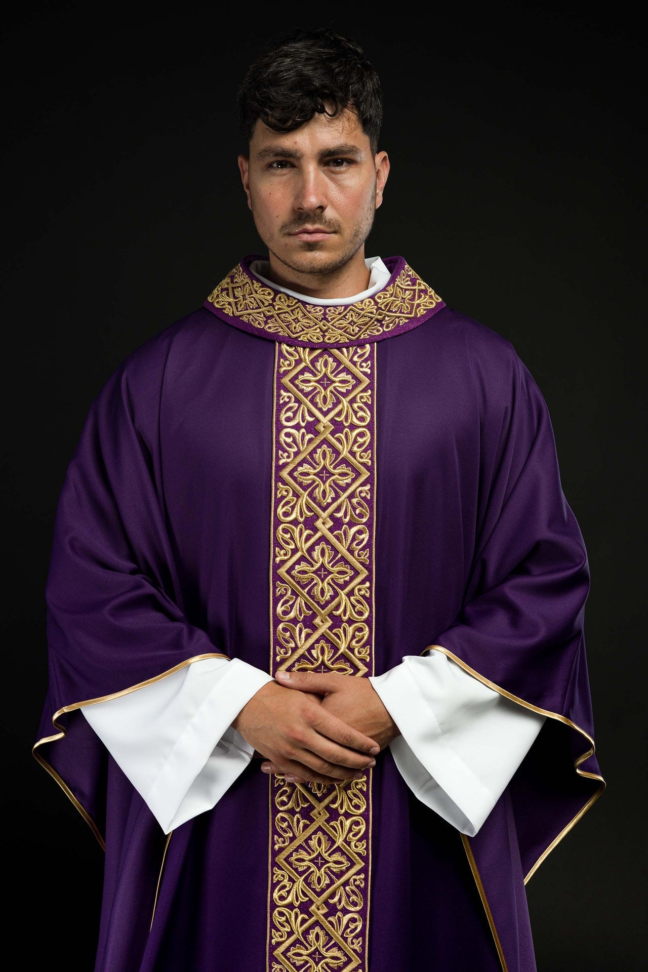 Ornat bogato haftowany motyw florystyczny z krzyżami Fioletowy - ORNATY.PL