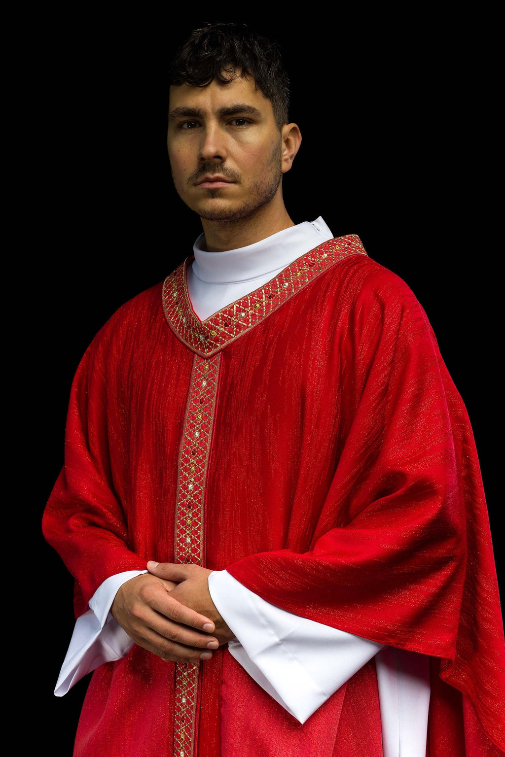 Czerwony Ornat z Haftowanym Pasem i Kołnierzem - ORNATY.PL