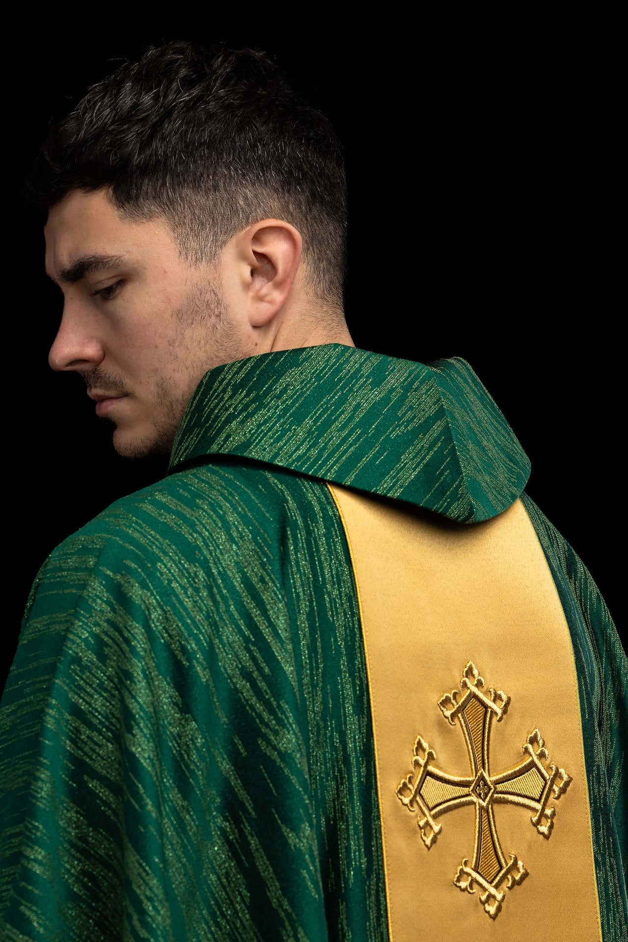 Zielony ornat z haftowanym motywem krzyża z pasem na ozdobnej tkaninie - ORNATY.PL