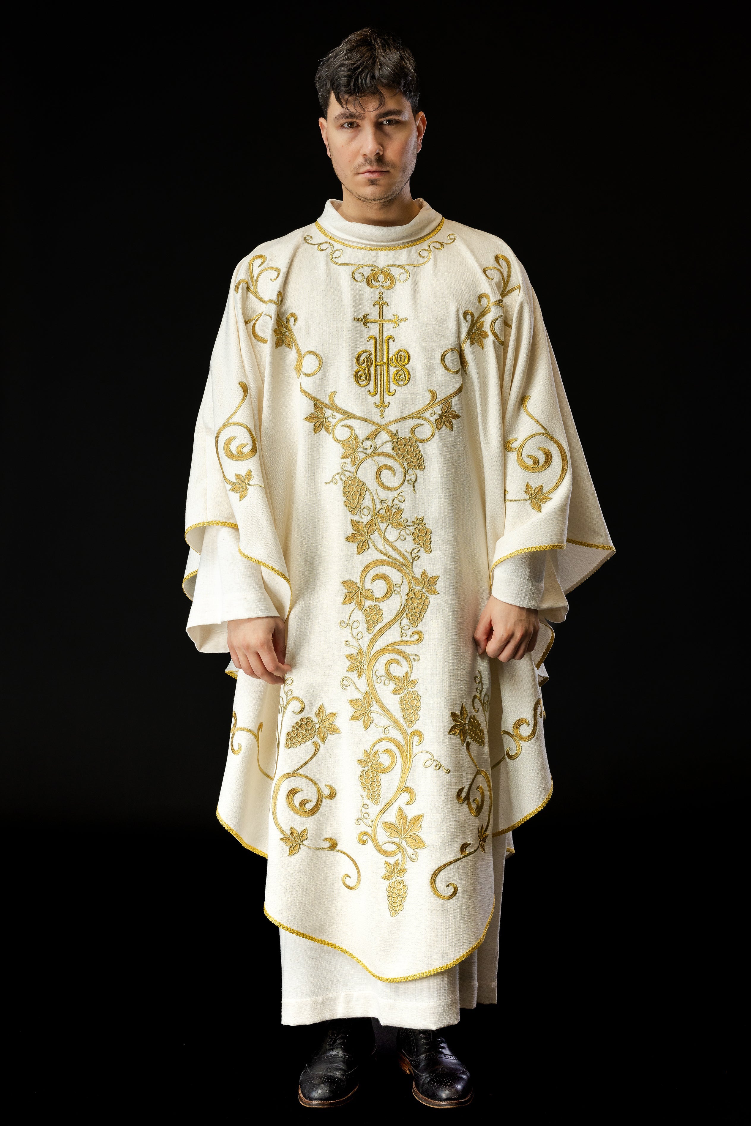 Ornat liturgiczny ecru zdobiony haftem IHS i winogronami - ORNATY.PL