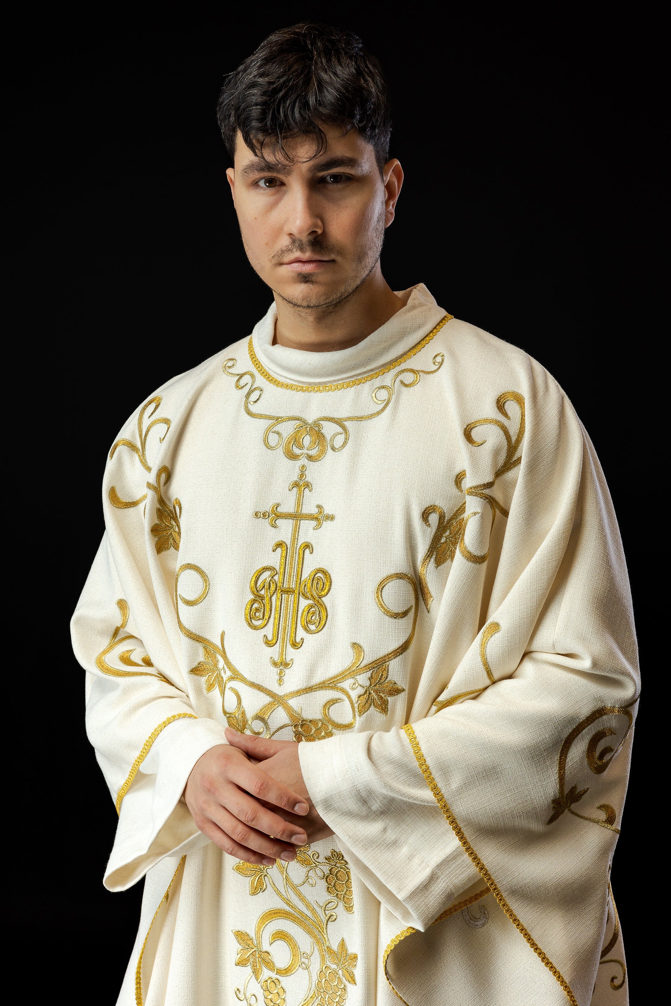 Ornat liturgiczny ecru zdobiony haftem IHS i winogronami - ORNATY.PL