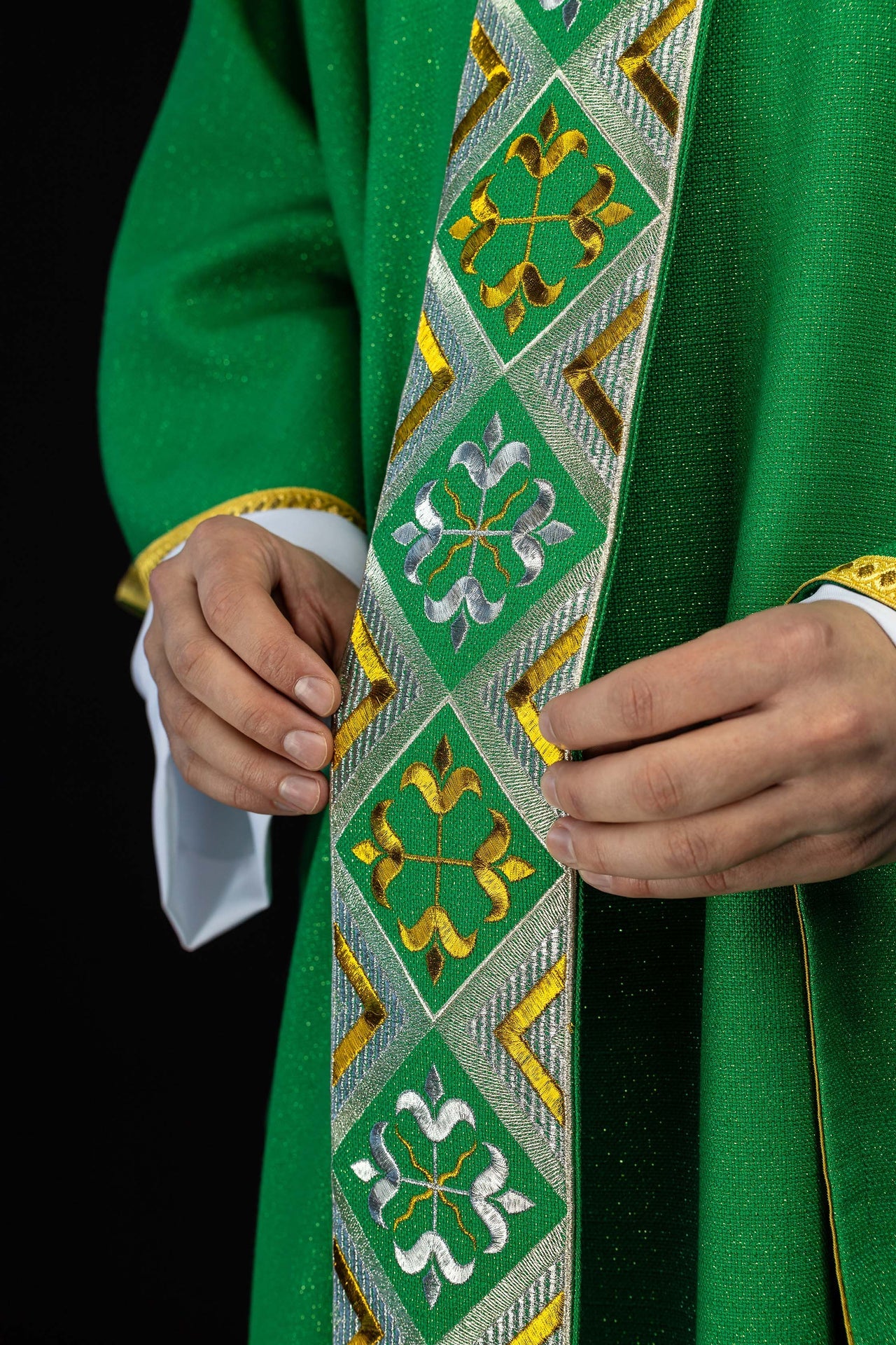 Haftowany pas na ornat w zestawie z ornatem zielony - ORNATY.PL