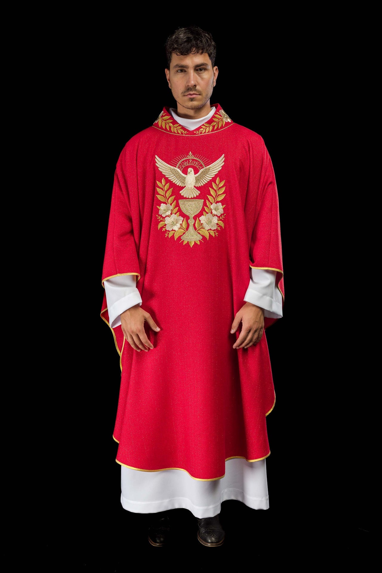 Czerwony ornat z haftowanym kołnierzem i symbolem Ducha Świętego