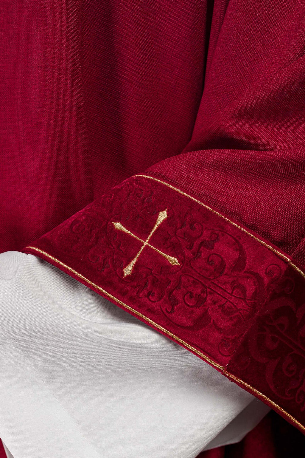 Ornat w kolorze czerwonym z haftowanym pasem i kołnierzem w krzyże - ORNATY.PL