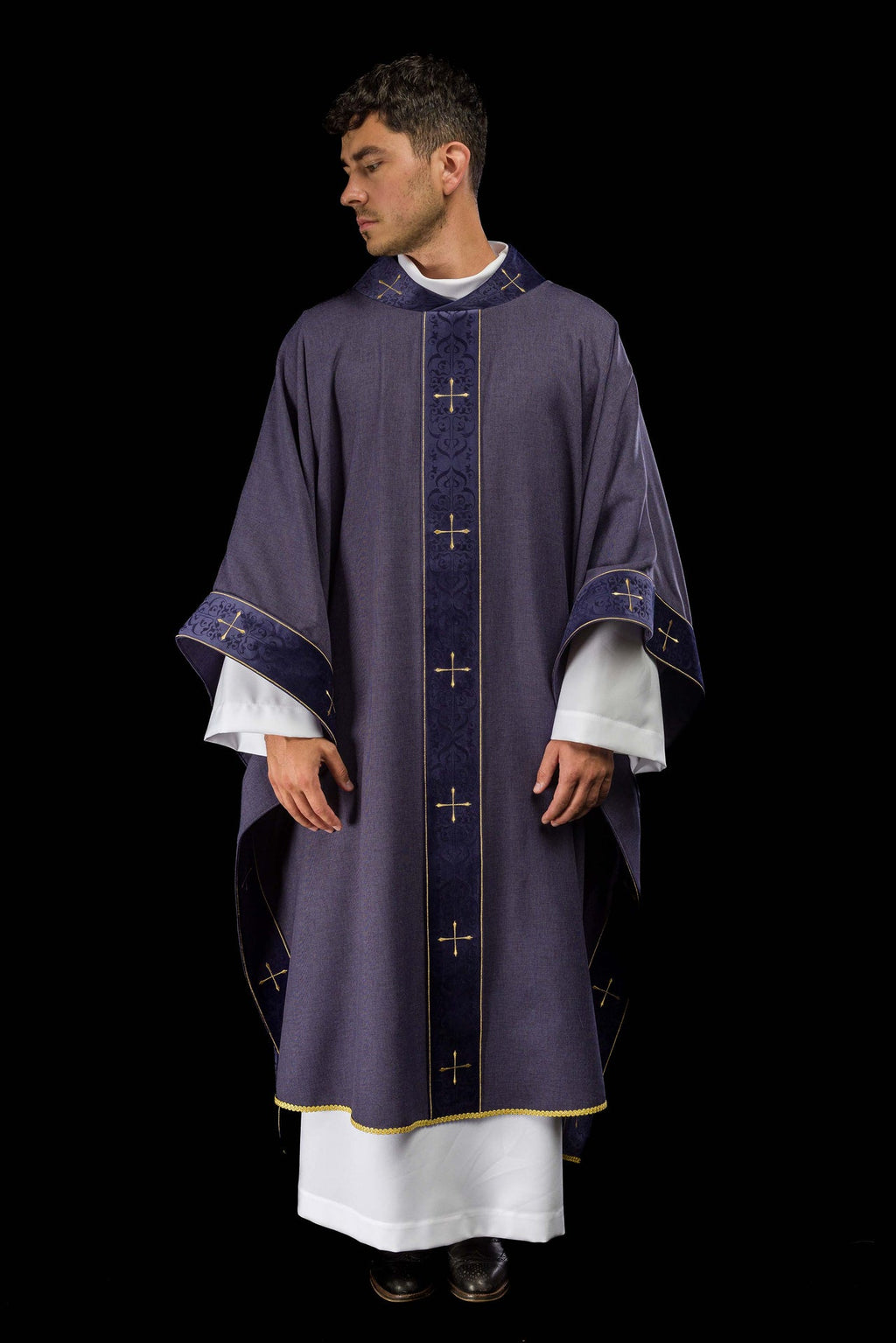 Ornat w kolorze fioletowym z haftowanym pasem i kołnierzem w krzyże - ORNATY.PL