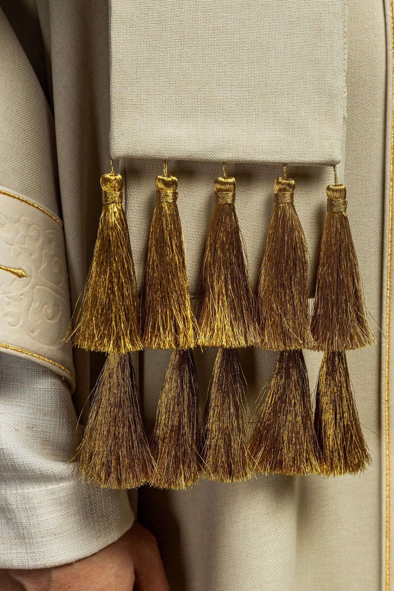 Ornat w kolorze ecru z haftowanym pasem i kołnierzem w krzyże - ORNATY.PL